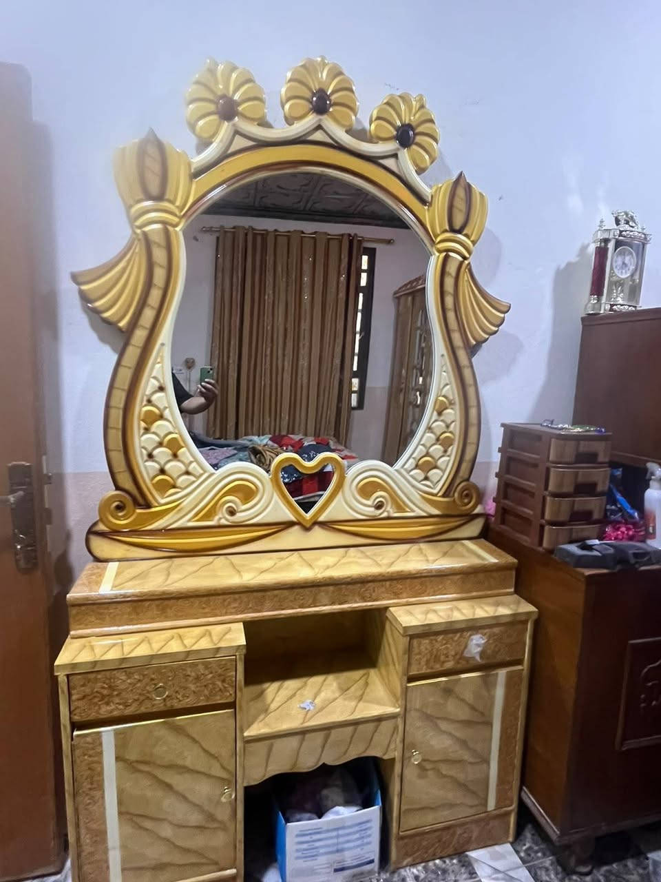 غرفه نوم تركيه حديثه ونظيفه جدا للبيع بسعر مناسب وايضلا بلازما للبيع نضيفه جدا  بسعر مناسب من يرغب بالشراء الاتصال بالرقم ***********
