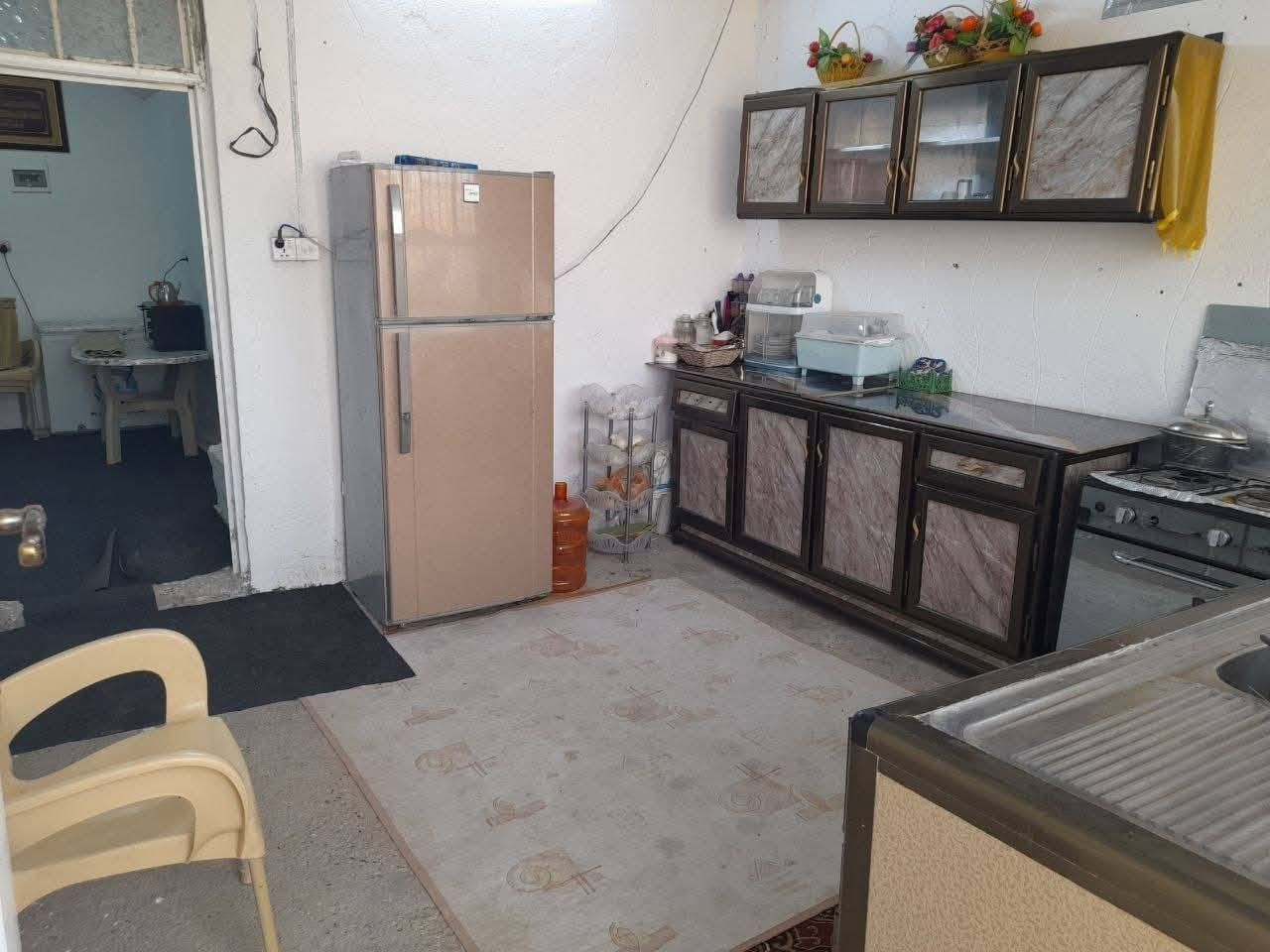 السلام عليكم عندي دار للبيع المساحه الكليه 200 متر طابو زراعي سند 25 تحويل مباشر باسم المشتري متوفره كل الخدمات الورديه المدخل مال حي الجزائر قبل لا توصل الامام سيد موسى بيت حلو مرتب السعر 35 وبي مجال ويرهم اقساط مقدمه 20 والشهر 300 استفسار مراجعه مكتب عقارات الحسام اتصل على رقم الهاتف ***********+*********** اخوكم ابو مومل
