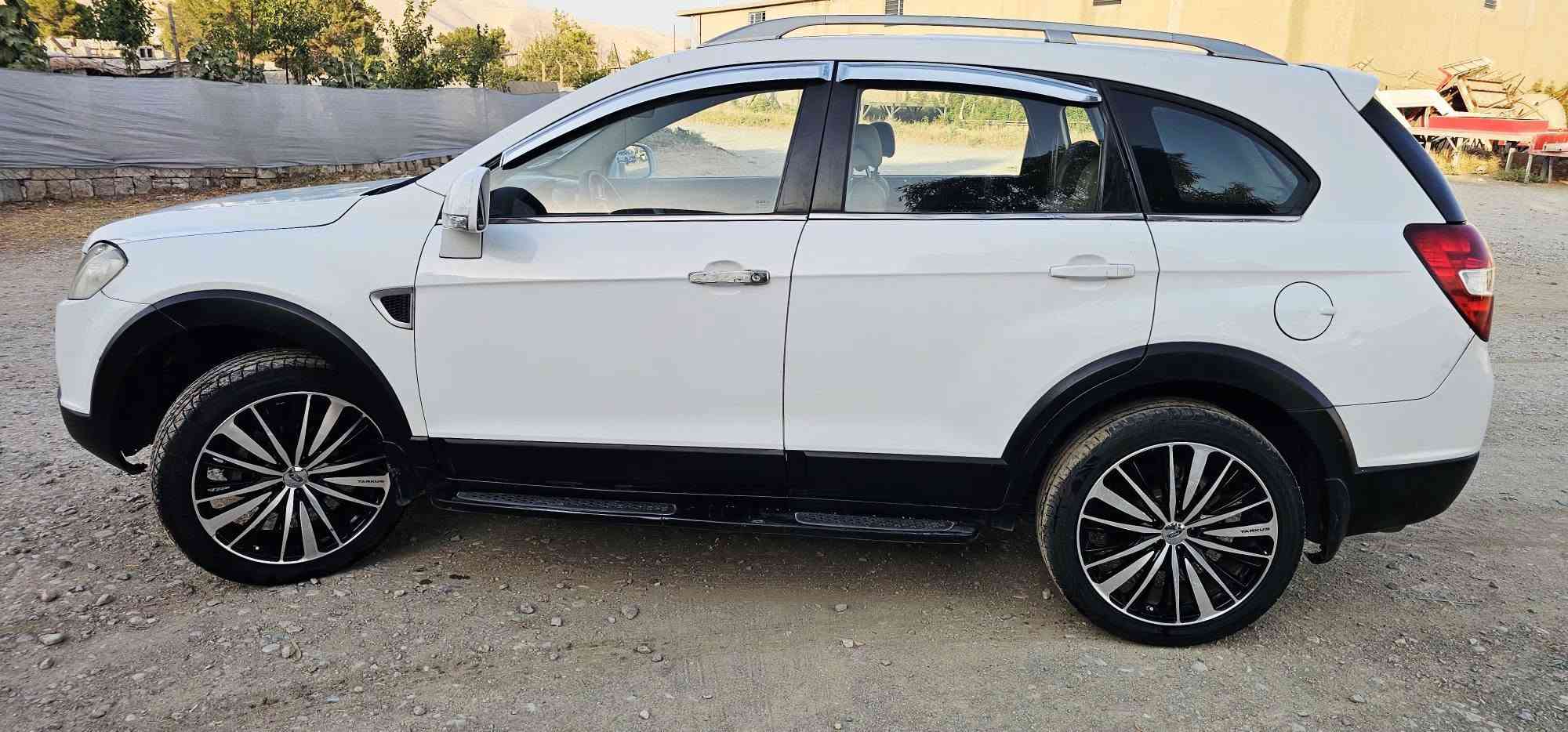 سڵاو 
شۆفرلێت کاپتیڤا،2009،سپی بەفری،سلێمانی،4×4
دەبڵ اکسڵ،سڵایت،ناوزەرد،کامێرا،کوشن کارەبایی،بەشەرتی گێڕومەکینەوتبریدوتەقەوڕەقەواکسل وتحويل وغرامەو هەمووشتێک،لەسلێمانییە، 
4پارچەی بۆیاخە***********
57$ومعامەلە، گۆڕینەوەش ئەکەم ***********●●*********** السليمانية, العراق

نص مكتوب في الصور:
- *********** ***********