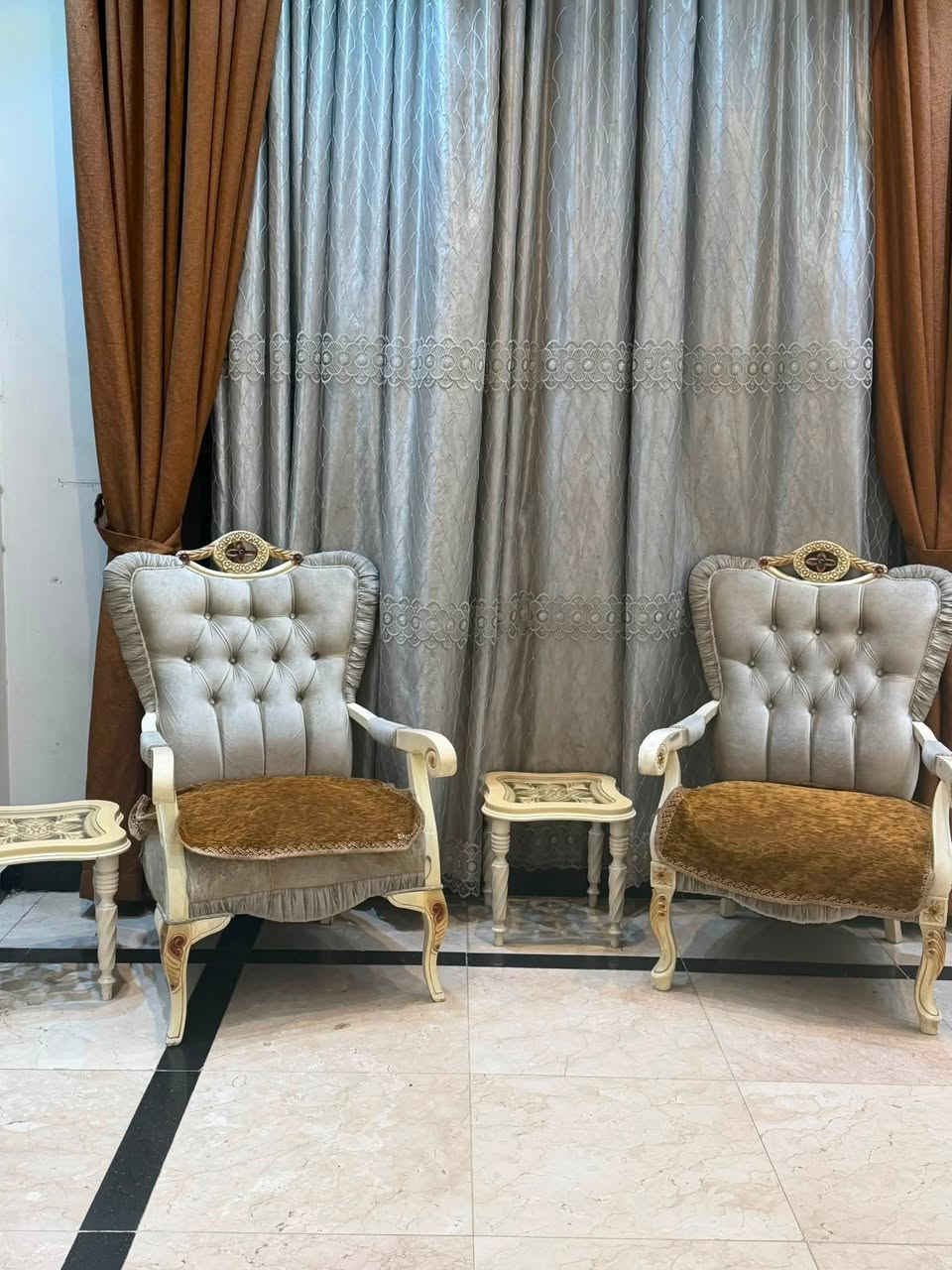 تخم ١٠ مقاعد مع طابورية
مع ميز و٤ طبلات 

تواصل ***********
