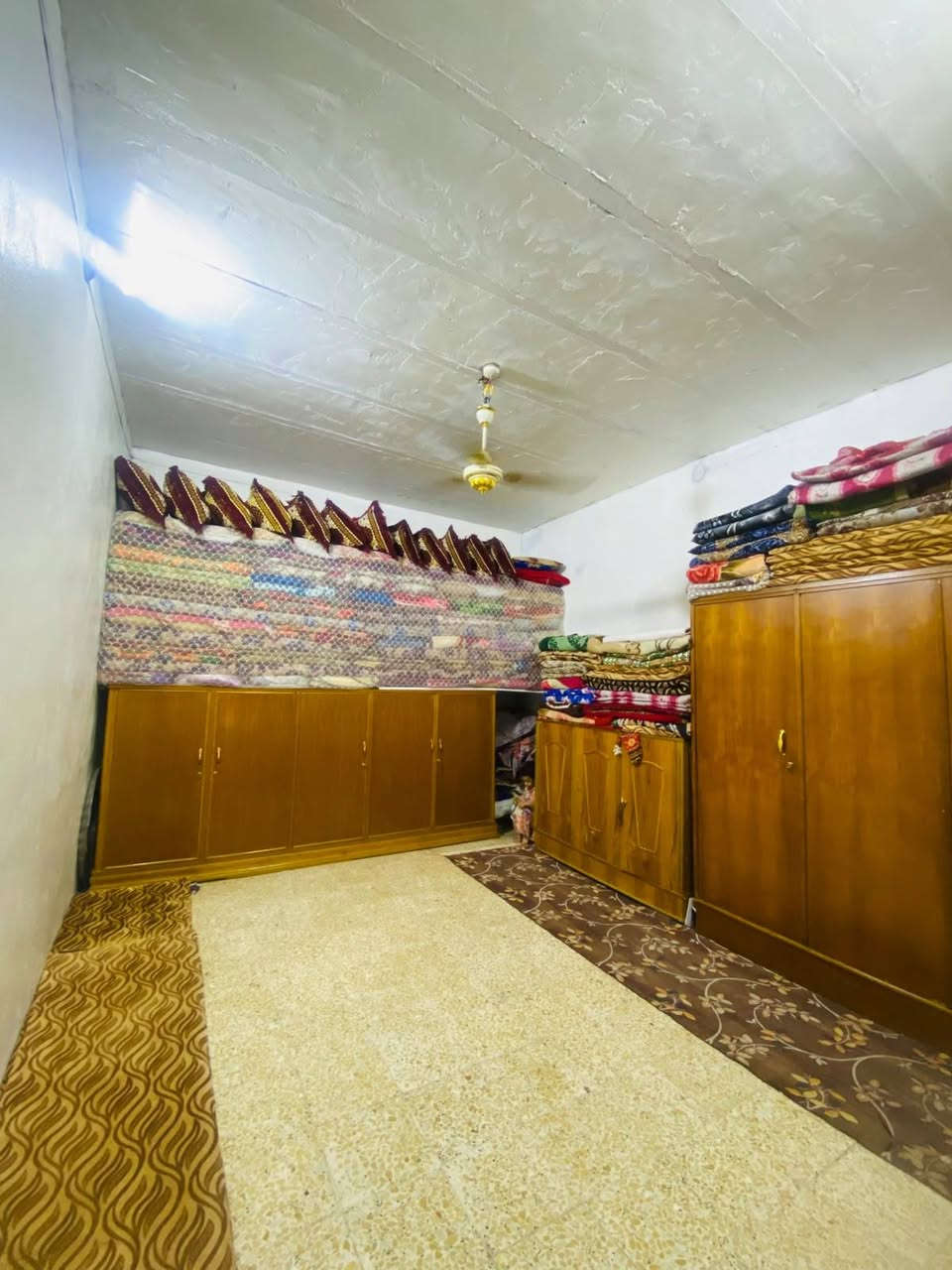 سلام عليكم بيت للبيع في حي الحسن يم فلكه مال مطار عله ايدك ليمنه البيت 150متر طابقين طابق الأول بي غرفه صاله مطبخ وستقبال وطارمه وبي حمامات داخليه وخارجيه وبي مكشوفه خلف بيت مامصوره +طابق ثاني بي غرفتين وحمام لحمام عايز بس سقف ولبخ ول غرفتين وحده كامله عايزه بس كهربايات ول ثانيه بورك وكهربيات لبيت كامل،من كلشي متعايش مال جناي شارعه يخبل الاتصال عله رقم لتالي ***********سعر 40وبي مجال
