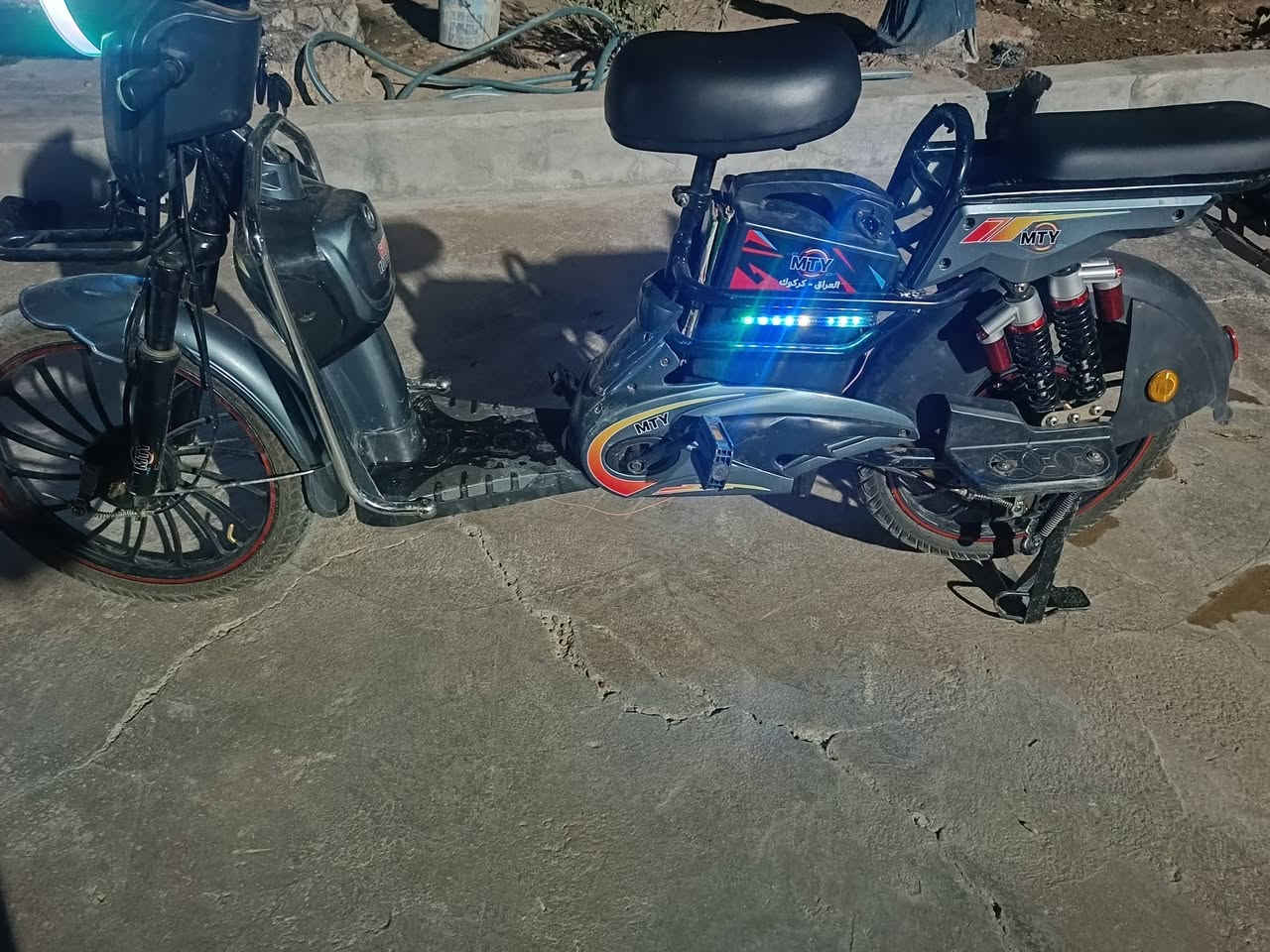 السلام عليكم بايسكل شحن موديل 26 البيع مستخدم 3اشهر فقط مسجل موسيقى هم بي بل شاشه بايسكل جديد بطاريه مالته 60فولت يعني بي خمس بطاريات .سعره 450وبي مجال .اتصل وتدلل  ***********
