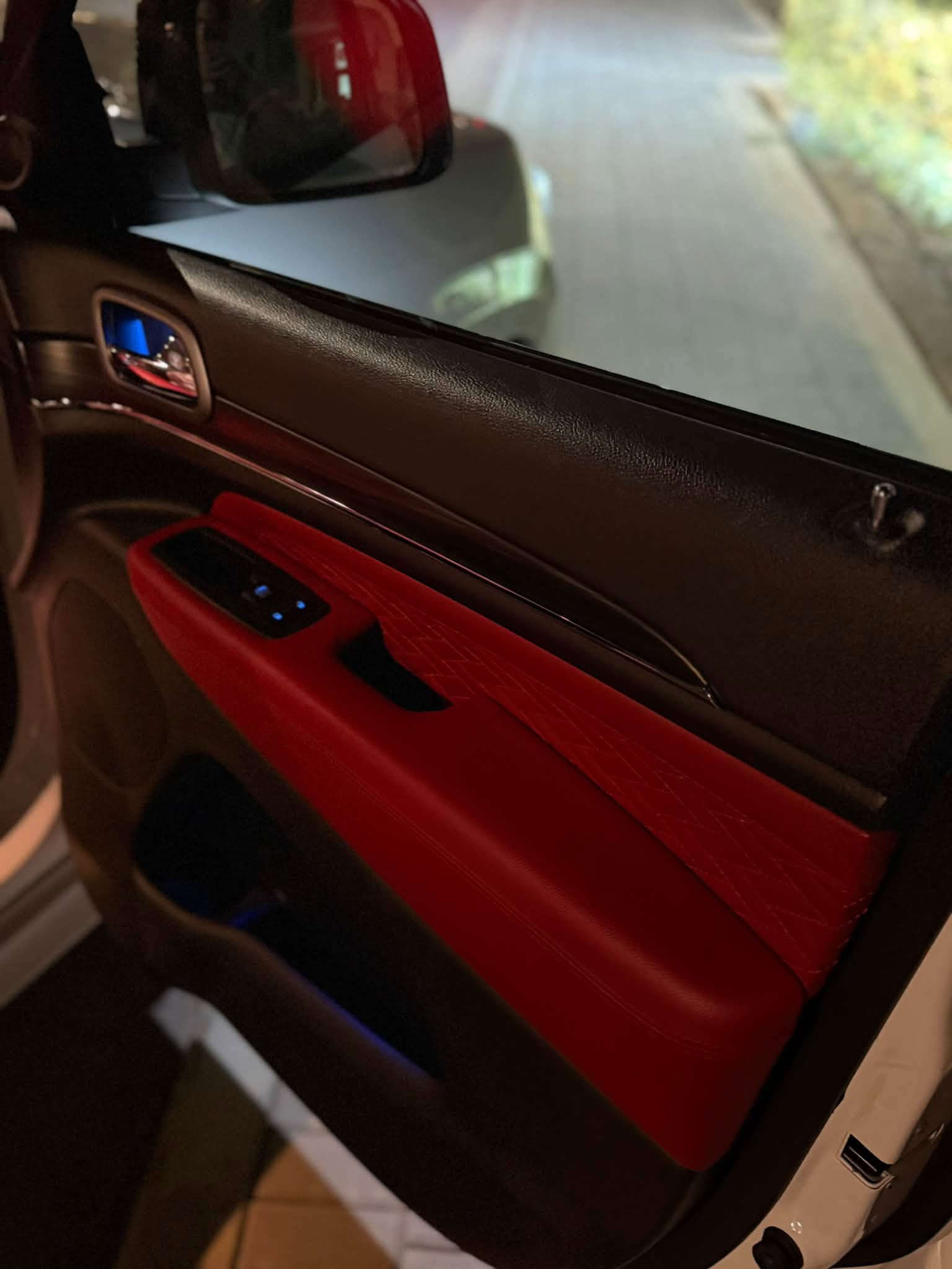 JeeP S 2022 ام الرادار وكالة هارلم
العداد : 49.000
المحرك : V6.  3.6L 
المواصفات :
سقف بانوراما .
شاشه كبيرة .
كاميرا خلفية دوارة .
بصمة - تشغيل عن بعد .
الصندوق الخلفي كهربائي .
المقاعدالأمامية كهربائي-خزن ميموري.
المقاعد الأمامية تدفئة .
مقود السائق هيتر .
رادار 360درجة .
حساسات 360درجة .
وبعد هوايي مواصفات مامذكورة...

ملاحظة : سيارة كفالة عامة جديدة
المكان اربيل
للاسفسار :
***********
***********
