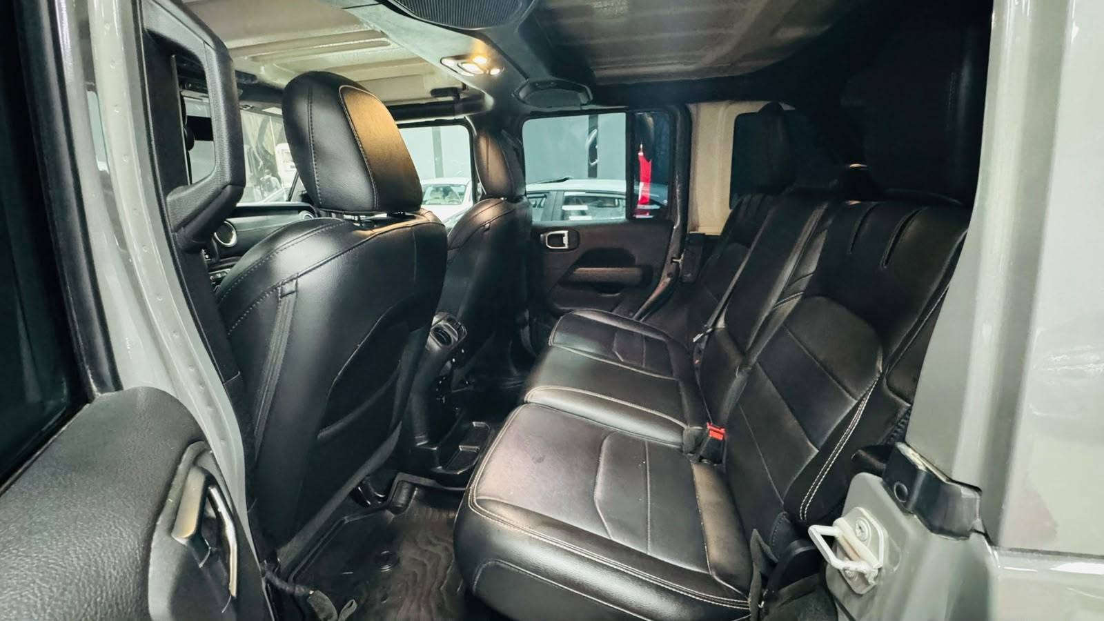 جێب سەحارا  Jeep wrangler 2023 HEV. 
فول مواصفات. ڕەنگ سمنتی. دوو دەرگای بۆیاغە.
تەنیا  ٦٨ مایل ڕۆیشتووە. دەبل اکسل. 4X4
سعر تەنیا ٢٧٠ ورقە.  موبایل   ***********
مكان : أربيل.   ١٠٠ متری معرض تۆپ کارس أربيل, العراق

نص مكتوب في الصور:
- TOP CARS