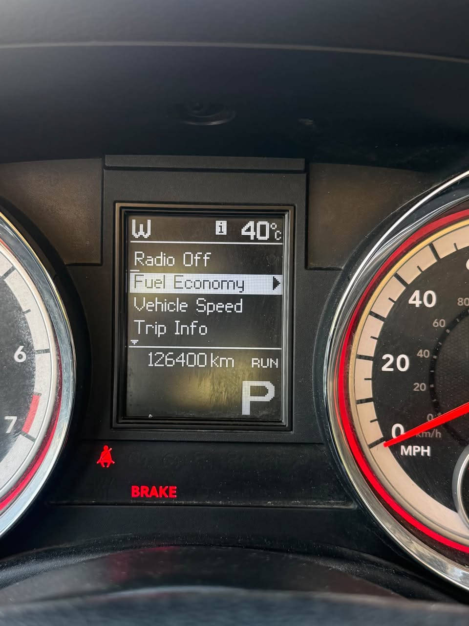 للبيع: دوج دورانجو (Dodge Durango) - فئة Crew 🚗
🔹 الموديل: 2011
🔹 المسافة المقطوعة: 126,000 كم (قابل للزيادة البسيطة)
🔹 العداد / السعة: 7 راكب (3 أسطر)
🔹 المحرك: 6 سلندر 3.6L (قوي واقتصادي)
✨ حالة البودي والضمان:
 كلين تايتل (مكفولة بالكامل من الصبغ، البارد، والتبديل).
⚙️ المواصفات والكماليات:
 التشغيل: تشغيل عن بعد + بصمة تشغيل وأبواب.
 الكراسي: كوشن كهرباء (مخمل أصل).
 التبريد: تبريد 3 قطع (مركزي للأسطر الثلاثة - ثلج).
 المساعدة بالحركة: حساسات خلفية + كاميرا خلفية.
 الشاشة والنظام الصوتي: شاشة لمس أصلية (Bluetooth / AUX / USB) + نظام صوتي Alpine.
 الصندوق الخلفي: جنطة/صندوق كهرباء (فتح وإغلاق بضغطة زر
 الأمان: نظام ABS، مانع انزلاق، وإيرباغات سليمة بالكامل.
🔧 الوضع العام:
السيارة نظيفة جداً، مكفولة ميكانيك وتبريد، جاهزة للاستخدام وما تحتاج أي مصاريف.
واتساب ***********
