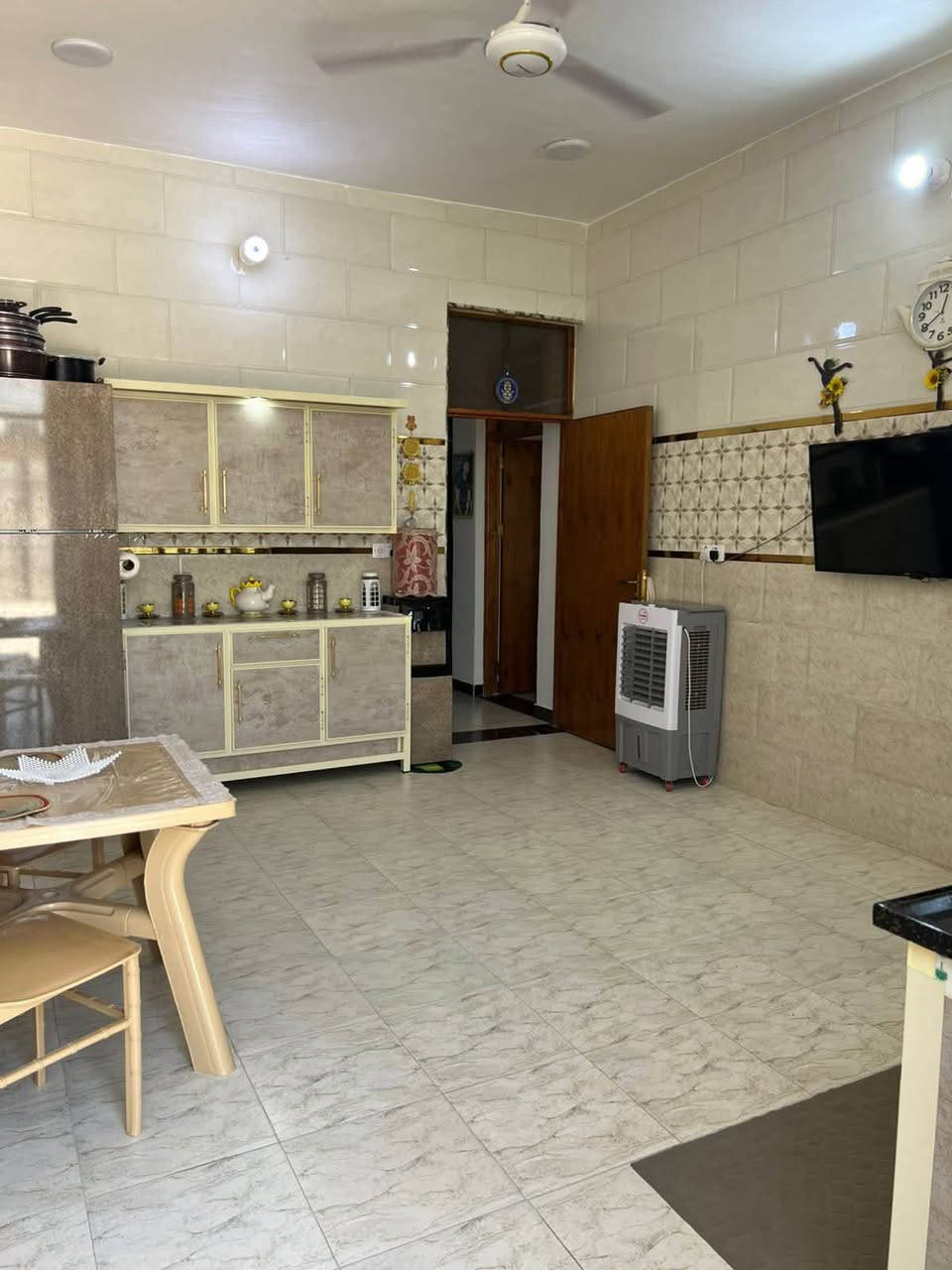 بيت للبيع المساحه 180 في حي العهد يم فلكت الزعيم وره مضيف ابو فياض يحتوي الطابق الول مطبخ ستقبال صاله غرفة نوم داخلها حمام وحمام ثاني بصاله يحتوي عله صحيات والطابق الثاني يحتوي على غرفتين نوم وحمام وصحيات وصحيات خارجيه  السعر 115تصل على ***********
