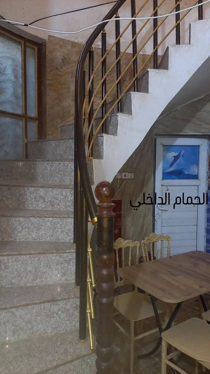 بيت في منطقه الجلبيه في الديوانيه مساحه المنزل 150م
تم اعاده النشر بسبب الوعود الكاذبه

تفاصيل المنزل يحتوي على طابقين طابو صرف 

الطابق الأرضي 
غرفتين مطبخ استقبال صاله صحيات داخلي وخارجي كراج 

تفاصيل الطابق الاول غرفتين واحد بنظام السويت صاله سطح 

الطابق الثاني سطح فقط 

الاستفسار والاتصال 👇
***********
السعر 160  بيع مستعجل بسبب ظرف خاص

