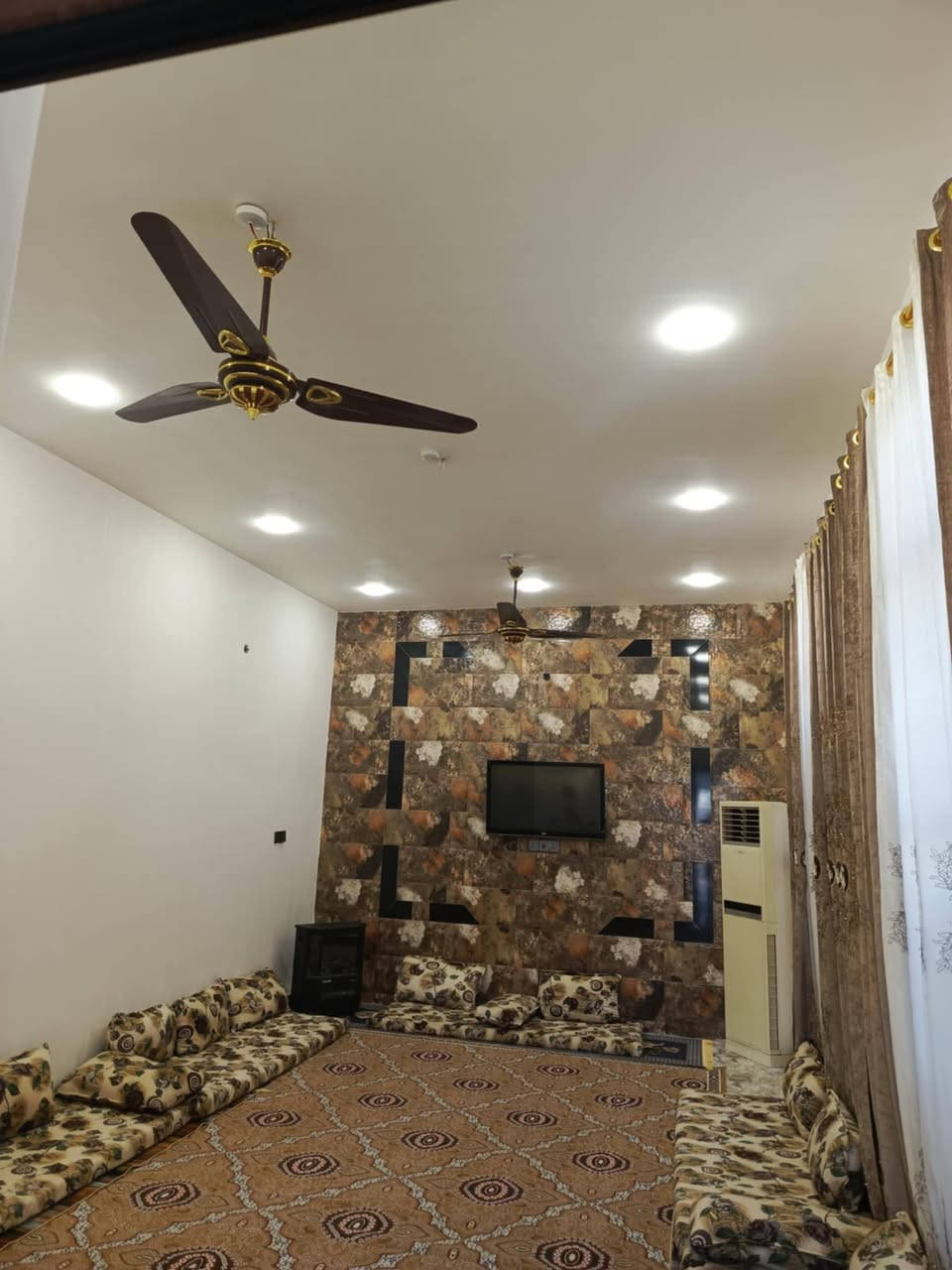 دار معروض للبيع مساحة ٣١٥متر ركن على شارعين خمس غرف نوم بناء سنة ٢٠٢٤يرهم مراوس حسب التفاق التصال على الرقم ***********
