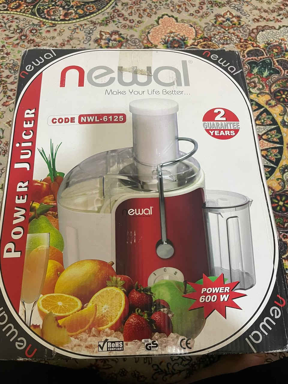 السلام عليكم عصارة فواكه نيوال (Newal) جديدة / نظيفة بلادي 🍎🍊
للبيع عصارة فواكه طبيعية من ماركة نيوال المعروفة، مال كرف وقوية.  
 الماركة: نيوال (Newal)  
 الموديل: NWL-6125  
 القوة: 600 واط (موتور قوي ويسحب حيل)  
المواصفات والمميزات:
 تعصر كلشي: تفاح، جزر، برتقال، رمان، وكل أنواع الفواكه والخضار.  
 تعزل النوى والقشور: تعصر الفاكهة وتطلعلك عصير صافي 100%، وتذبي القشور والألياف بالحاوية الخلفية وحدها.  
 درجات سرعة: بيها دكم للسرعة حتى تتحكم بيها حسب نوع الفاكهة (قوية أو ترفة).  
 تنظيفها سهل: تتفكك كلها وتنغسل بكل سهولة بترتيب.
 الملحقات: يجي وياها المكبس الفوقاني وپارچة (إبريق) مال عصير.  
طريقة الاستخدام:
1. تركب أجزائها وتقفل القفل الجانبي تمام.
2. تقصص الفاكهة أحجام تناسب الفتحة الفوقانية.
3. تخلي الكلاس أو الإبريق جوا المصب وتشغلها.
4. تدفع الفاكهة بالمكبس الخفيف وتطلعلك أحلى كلاس عصير طبيعي.
📍 العنوان: [البصره حي الاصدقاء ]
💰 السعر: [،45 ألف وبيهه مجال ]
*********** للتواصل والشراء يرجى المراسلة عالخاص.
