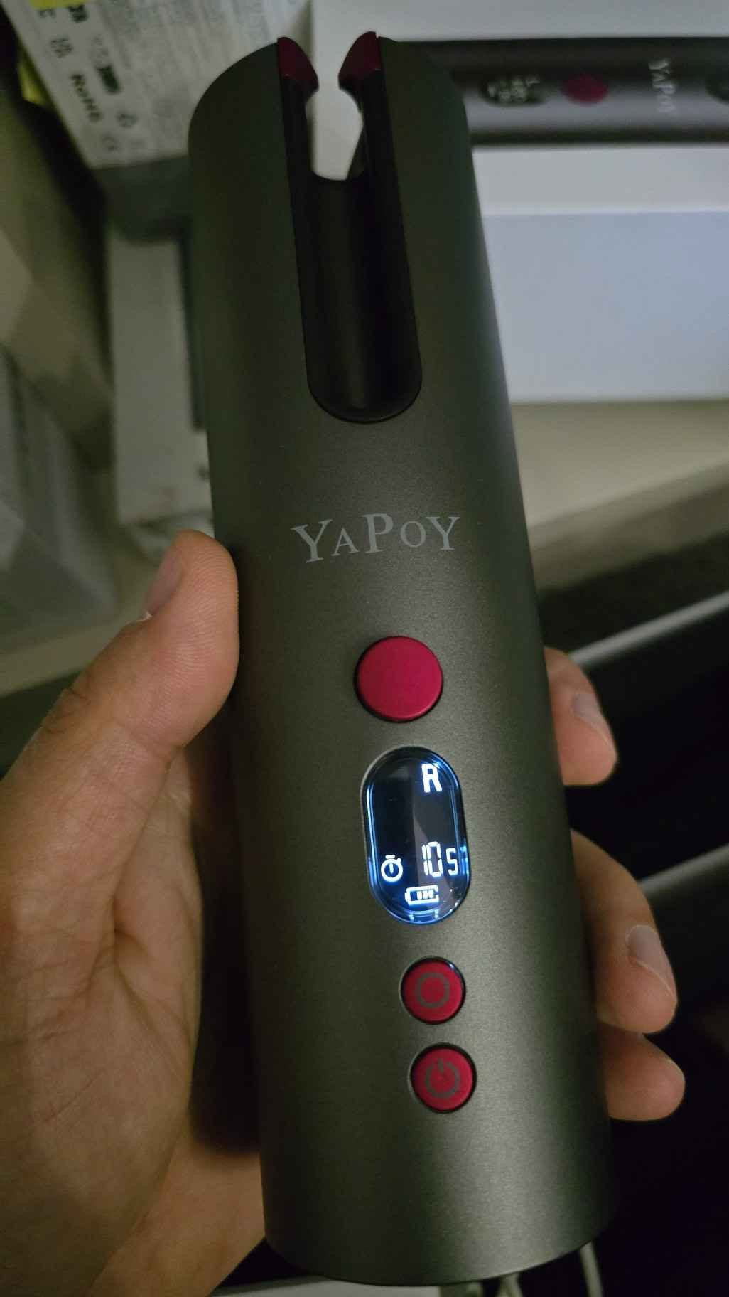 YAPOY Cordless Automatic Hair Curler Rechargeable Auto Curlers with 5 Temps & Timers, Heat Insulation Chamber, LCD Screen, Auto Shut-Off, Suitable for Short & Long Hair Styling - Grey&Magenta

)
ئامێری YAPOY Wireless Auto Hair Curler (Model YB100) یەکێکە لە باشترین و ئاسانترین ئامێرەکانی لۆلەکردنی قژ بە شێوازێکی ئۆتۆماتیکی و بێ وایەر.
## 🌟 لۆگۆ و شێوازی دیزاین

* لۆگۆ: ناوی براندەکە YAPOY بە ڕەنگی زیوی لەسەر جەستەی ئامێرەکە نەخشێنراوە.
* ڕەنگ: ڕەنگی خۆڵەمێشی تۆخ (Grey) لەگەڵ پەمەیی تۆخ (Magenta).

## 📺 هێماکانی سەر شاشەی LCD

* L / R (ئاراستە): هێمای L بۆ لۆلەکردن بەرەو چەپ، هێمای R بۆ لۆلەکردن بەرەو ڕاست.
* پلەی گەرمی: نیشاندانی گەرمی ئامێرەکە (لە نێوان 160°C بۆ 200°C).
* چرکە (s): کاتی مانەوەی قژەکە لە ناو ئامێرەکە (6s بۆ 14s).
* 🔋 پاتری: نیشاندانی ڕێژەی شەحنی پاترییە 5200mAh کە پێویستی بە وایەری کارەبا نییە لە کاتی ئیشکردندا.

## ⚙️ تەرتیبات و ڕێکخستنی گەرمی و کات

* قژی زیانپێکەوتوو: 160°C | 6 بۆ 8 چرکە (شەپۆلی زۆر نەرم)
* قژی تەنک و نەرم: 180°C | 8 بۆ 10 چرکە (لۆلەی سروشتی)
* قژی ئاسایی: 180°C | 10 بۆ 12 چرکە (لۆلەی ڕێک و دیار)
* قژی ئەستوور و خەست: 200°C | 14 چرکە (لۆلەی توند و کێرلی تەواو)

## 📝 هەنگاوەکانی بەکارهێنان

   1. داگیرساندن: دوگمەی سەرەکی (Power) بۆ ماوەی 3 چرکە داگرە.
   2. ڕێکخستن: دووبارە دەست بنێ بە دوگمەی سەرەکیدا، پاشان بەو دوگمە بچووکەی تر پلەی گەرمی، کات، و ئاراستەی (L/R) دیاری بکە.
   3. دانانی قژ: تاڵێکی تەنک لە قژت بخە ناو ئەو بەشەی کە شێوەی U یە.
   4. لولەکردن: دوگمەی گەورەی GO داگرە و بەردەوام بە لە گرتنی تا ئەو کاتەی دەنگی بیپ (Beep) نامێنێت، پاشان قژت بە نەرمی بێنە دەرەوە.

------------------------------
## 📑 اللغة العربية (Arabic)
جهاز YAPOY Wireless Auto Hair Curler (Model YB100) هو أحد أفضل وأسهل الأجهزة لتجعيد وتجفيف الشعر تلقائياً وبدون أسلاك.
## 🌟 الشعار والتصميم

* الشعار: اسم العلامة التجارية YAPOY محفور باللون الفضي الأنيق على جسم الجهاز.
* الألوان: يأتي باللون الرمادي الغامق (Grey) مع لمسات باللون الوردي (Magenta).

## 📺 رموز شاشة الـ LCD

* L / R (الاتجاه): الرمز L يعتني بلف الشعر نحو اليسار، والرمز R يعني نحو اليمين.
* درجة الحرارة: تعرض حرارة الجهاز الحالية (بين 160°C و 200°C).
* الثواني (s): تعرض مؤقت بقاء الشعر داخل الجهاز (من 6 إلى 14 ثانية).
* 🔋 البطارية: توضح مستوى شحن البطارية القوية بقوة 5200mAh والتي تعمل لاسلكياً بالكامل.

## ⚙️ الإعدادات الموصى بها حسب نوع الشعر

* شعر تالف: 160°C | من 6 إلى 8 ثوانٍ (تموجات خفيفة وواسعة)
* شعر ناعم/خفيف: 180°C | من 8 إلى 10 ثوانٍ (تموجات طبيعية ومرنة)
* شعر عادي: 180°C | من 10 إلى 12 ثانية (خصلات ملفوفة وواضحة)
* شعر سميك/كثيف: 200°C | 14 ثانية (خصلات كيرلي متماسكة جداً)

## 📝 خطوات الاستخدام بالتفصيل

   1. التشغيل: اضغطي مع الاستمرار على زر الطاقة (Power) لمدة 3 ثوانٍ.
   2. الضبط: اضغطي على زر الطاقة مرة أخرى لتحديد (الحرارة، الاتجاه، الوقت) وقومي بتغيير القيم بالزر الصغير.
   3. وضع الشعر: خذي خصلة صغيرة من الشعر وضعيها داخل الفتحة التي على شكل حرف U.
   4. اللف التلقائي: اضغطي مع الاستمرار على زر GO الكبير، ولا تتركي الزر حتى يتوقف صوت الصفير (Beep) تماماً، ثم اسحبي الخصلة بلطف.

ئایا دەتەوێت زانیاری زیادە لەسەر شێوازی پاککردنەوەی ئەم ئامێرە بزانیت، یان دەتەوێت کاتژمێری کارکردنی پاترییەکەت بۆ دیاری بکەم؟
هل تودين معرفة طريقة تنظيف الجهاز أو الاستفسار عن مدة عمل البطارية بعد الشحن؟ السليمانية, العراق

نص مكتوب في الصور:
- Large Curl Chamber No skill need & Save your time TIPS: Just loosen the hair after the curler stops working when the hair is tangled, and then restart the machine to use.
- 5 Ajustable Temperatures & Timer 6S 160°C 8S 170°C 10S 180°C 12S 190°C 14S 200°C Suitable for All Hair Styles Damaged Hair: 160°C/320°F 6/8S Soft/Fine Hair: 180°C/356°F 8/10S Normal Hair: 180°C/356°F 10/12S Coarse/Thick Hair: 200°C/392°F 14S
- Ours Auto curling, easy to use Anti-scald design The curler last all day Long battery life Others Manual curling, skills required Easily burns facial skin Doesn't keep the curl long at all Short cord, hard to operation & carry
- Cordless Automatic Hair Curler Ant-scald Temperature control Easy to carry Automatic curlimg Type-c Charging 5200mAh Battery