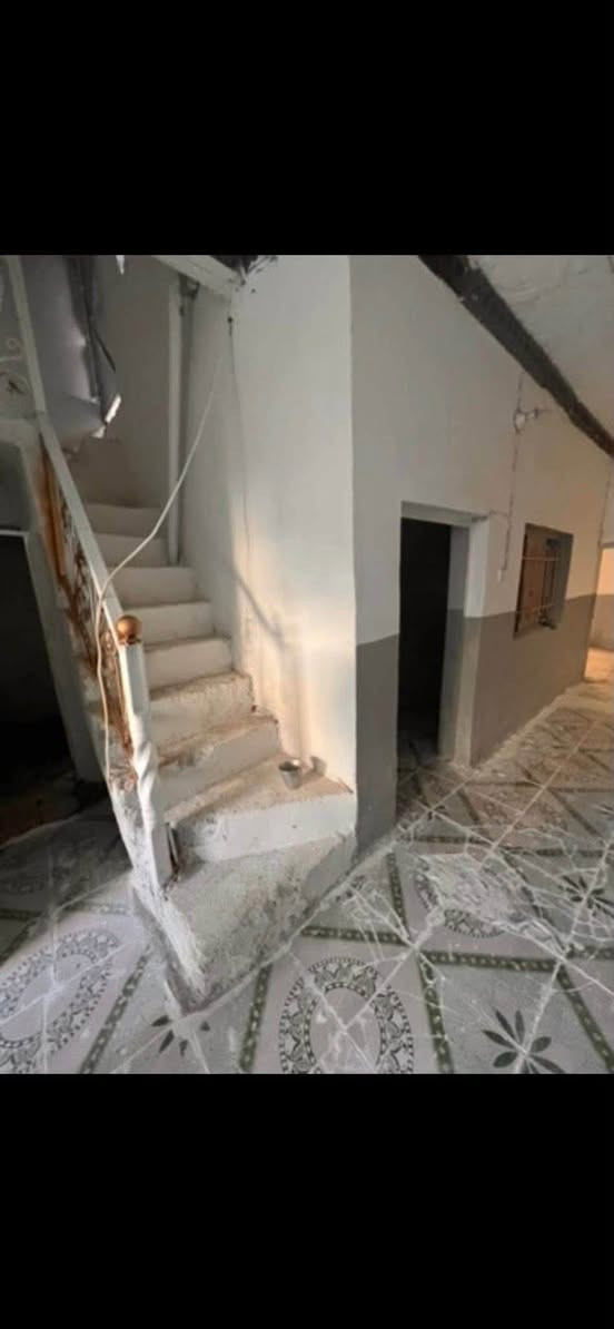 للايجار 100 متر في الجمهوري شارع سالم
يحتوي على غرفتين وصالة ومطبخ وصحيات وطارمه

 والطابق الثاني غرفة وسطح

 السعر ٢٥٠ قفل 

والايجار فقط للعوائل 

***********
