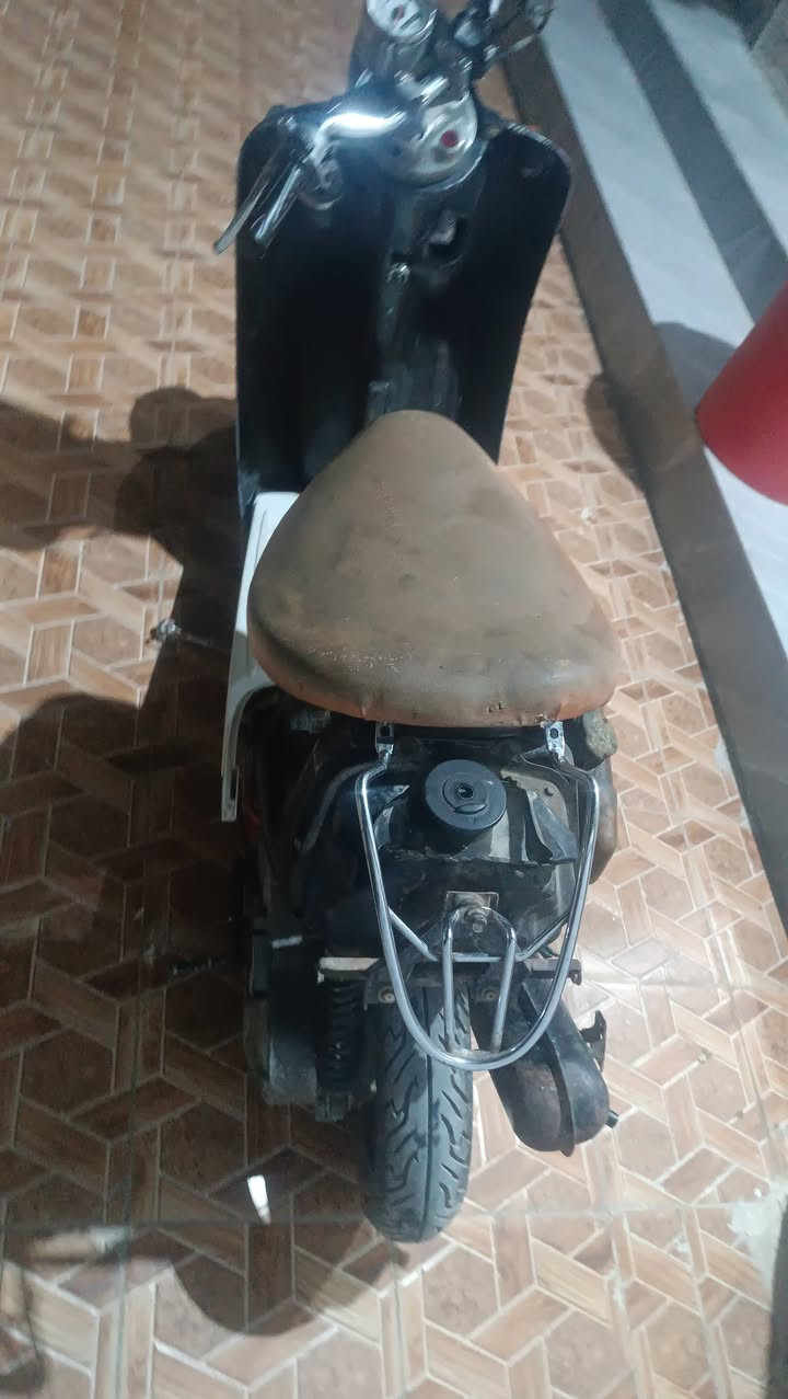 السلام عليكم
دراجه نظيفه مامفتوحه صالنصه جديده بس هندر ماكو سلف عوزها بس باتري وكفرات كلشي جديد نظيفه  
سعرها 200 وبيها مجال حك الجيه 
***********
