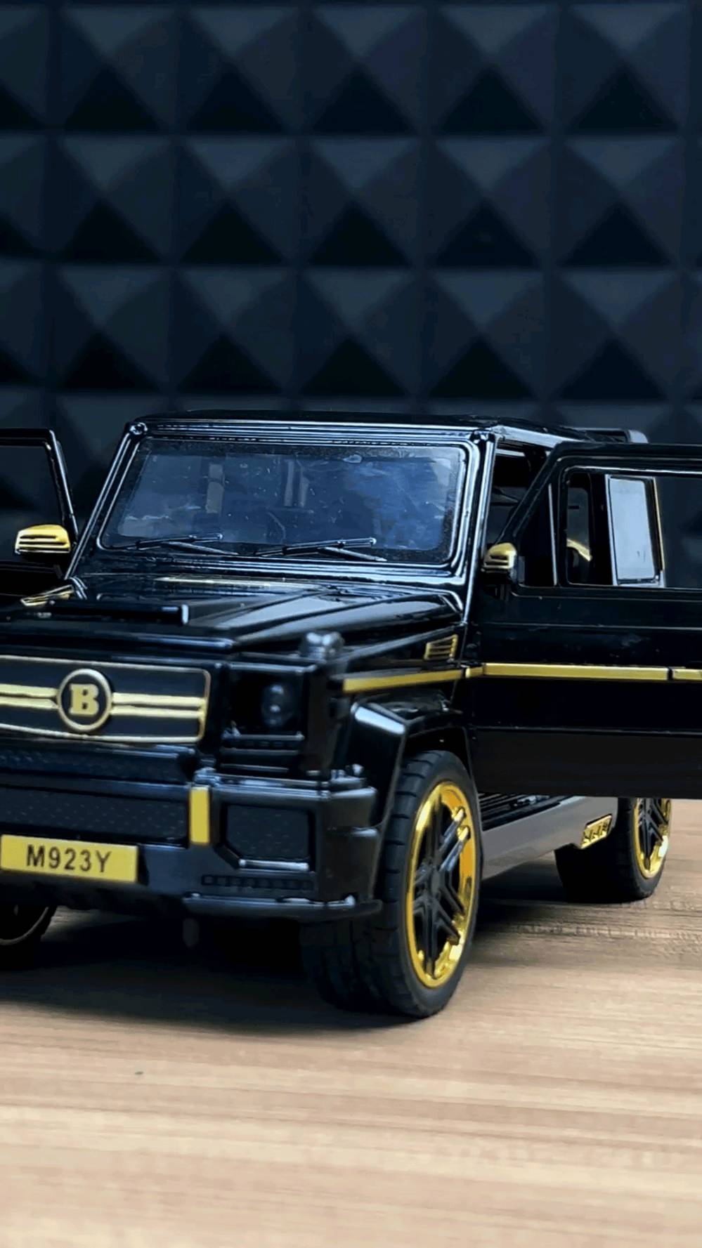 🚙✨ سيارة جي كلاس معدنية فخمة للأطفال ✨🚙

سيارة مجسّم بتصميم واقعي وتفاصيل دقيقة، مع إضاءة وأصوات وفتح الأبواب لتجربة لعب ممتعة وتفاعلية! 😍

🔥 المميزات:
• هيكل معدني متين وعالي الجودة
• تصميم واقعي مستوحى من Mercedes G-Class
• 🚪 فتح الأبواب الأربعة
• فتح الكبّوت الأمامي والخلفي
• 💡 إضاءة LED أمامية وخلفية
• 🔊 أصوات وتفاعلات واقعية عند التحريك
• 🛞 عجلات رياضية بتصميم فاخر
• تفاصيل داخلية دقيقة: مقاعد، مقود وتابلوه
• متوفرة بألوان: ⚪ أبيض | 🩷 وردي | ⚫ أسود
• حجم مناسب لليد وثابت أثناء الحركة

📏 الأبعاد:
الطول: 20 سم
العرض: 7 سم
الارتفاع: 10 سم

🎁 محتويات الصندوق:
🚙 سيارة جي كلاس معدنية واحدة
🔋 بطاريات

👦 مناسبة للأطفال من عمر 6 سنوات فما فوق.

🎮 مناسبة للعب ومحاكاة قيادة سيارات الدفع الرباعي، كما تصلح كقطعة ديكور أو هدية مميزة لعشاق السيارات.

⚠️ ملاحظة: السيارة مجسّم للعب وليست سيارة ركوب، ويُفضّل استخدامها على الأسطح المستوية للحفاظ على العجلات.