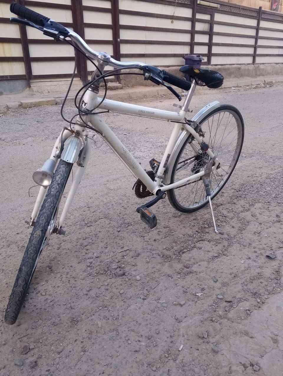 سلام عليكم  باسكل  C700 حجم  28 باسكل  معدن المنيوم سرعة خلفي 7 مامي 3 باسكل ما بي نقص كامل  سعر 75 بي مجال  اني خادم  مكاني بغداد البياع شرطة الخامسة شراي راسني واتساب  ***********
