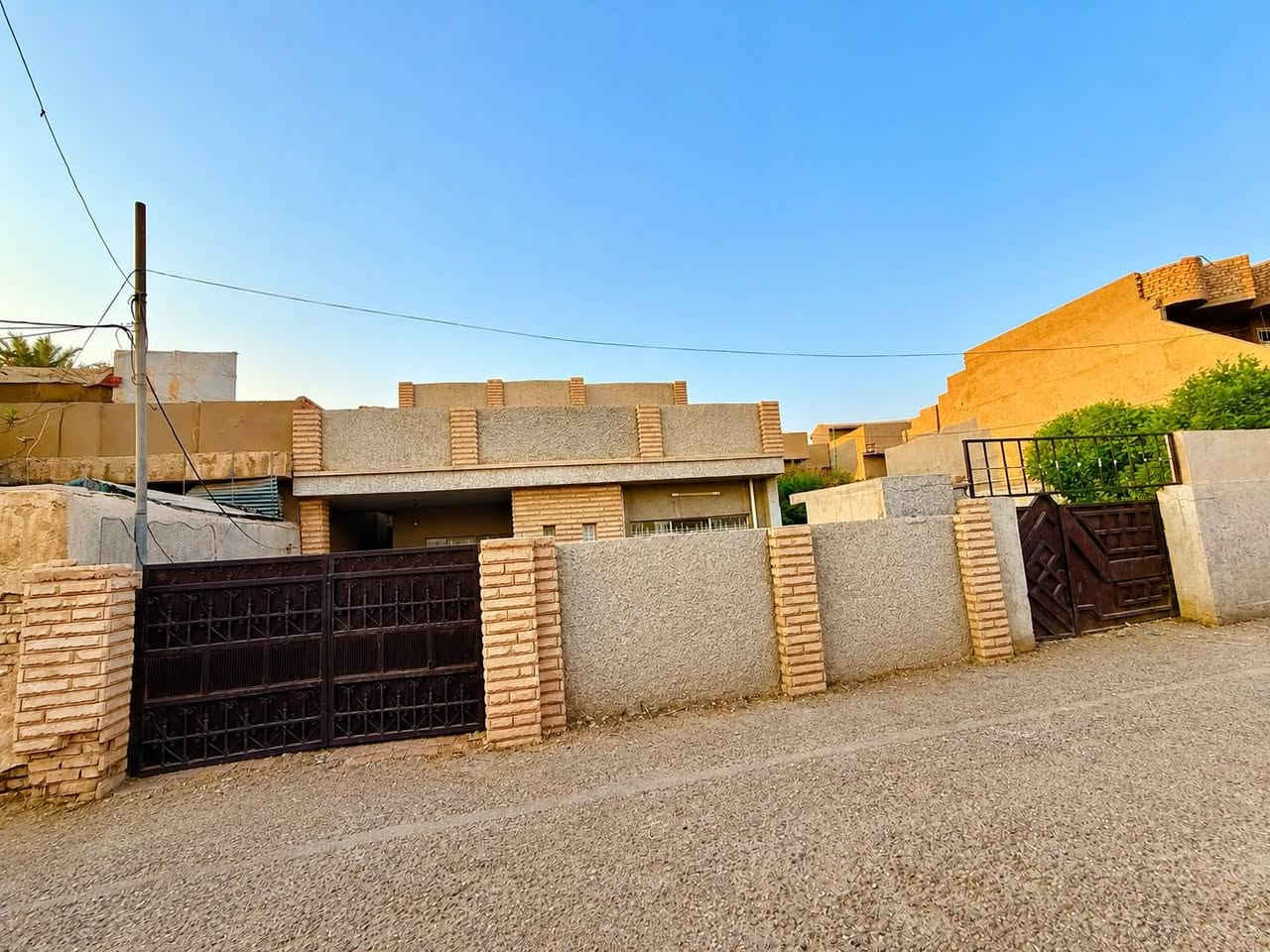 بيت للبيع ٢٠٠ متر  مع  أرض   ٢١٠  متر  طابو ملك صرف سكني المدائن حي القادسية قرب السوك والإمام دقيقه وحده فقط  البيت يحتاجله ترميم قليل او تطبك الكاع والبيت سوه يصبح عندك  ٤١٠ متر  المساحه الكليه 
للإستفسار أكثر  ***********
