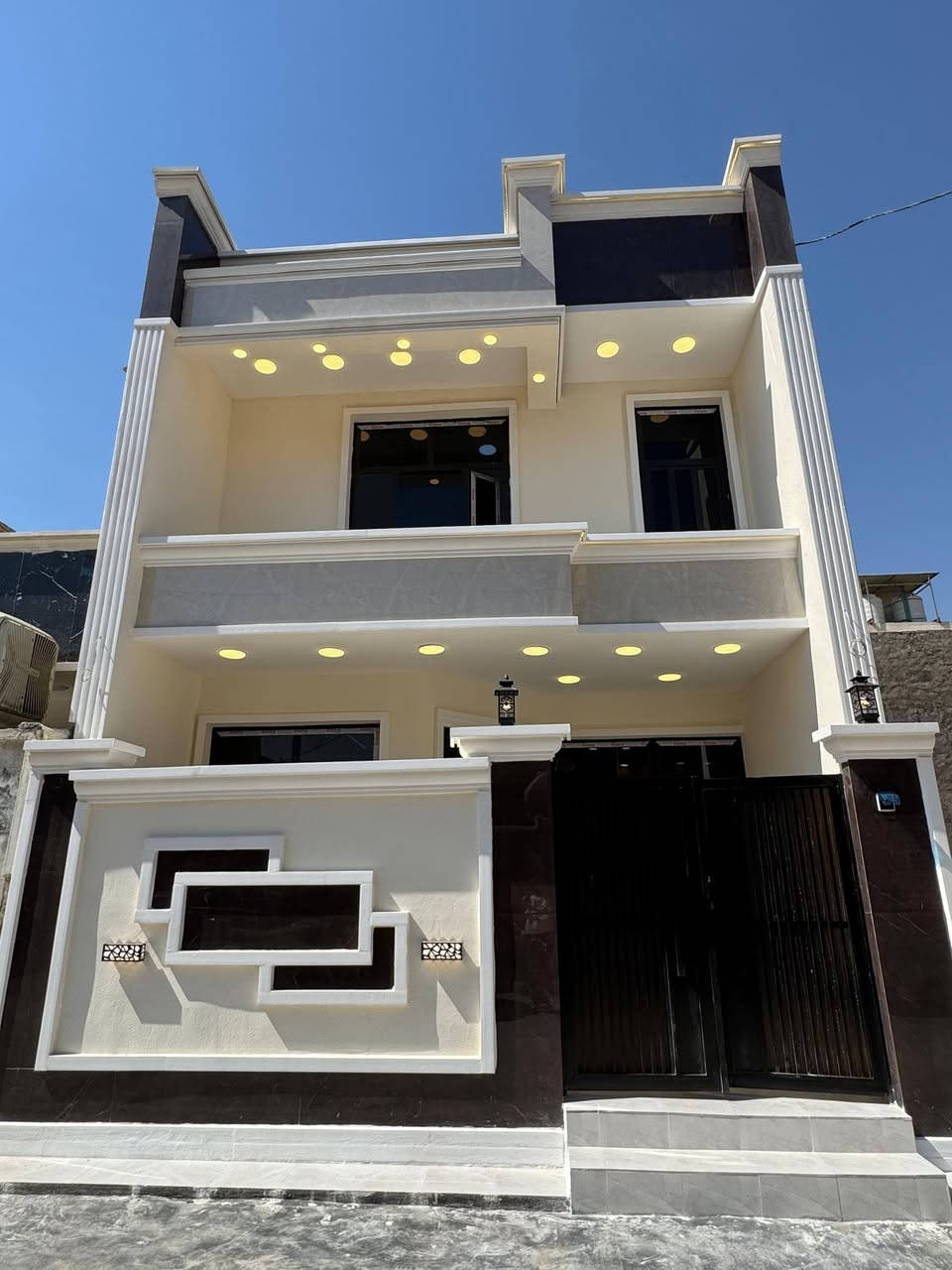 #مكتب_الشغف_للاستثمار_وتطوير_العقار
🏠#دار_للبيع   100متر واجهيه 6،25متر نزال 16متر
 بناء طابقين حديث 

يحتوي البيت. ع[3غرف نوم -استقبال -صحيات عدد 2- صالة- ومطبخ] البيت شغل درجة اولى 

🔶️مع كامل الخدمات
🔴ملاحضه البيت جاهز للسكن 🔑

⬅️نوع العقار  طابو زراعي سند 25 اقرار محكمه 

📍العنوان #بغداد_الدوره_البوعيثه   
      مجمع السلطان الثالث

🔴للاستفسار  خاص او الاتصال ع الرقم 
☎️***********
☎️***********
