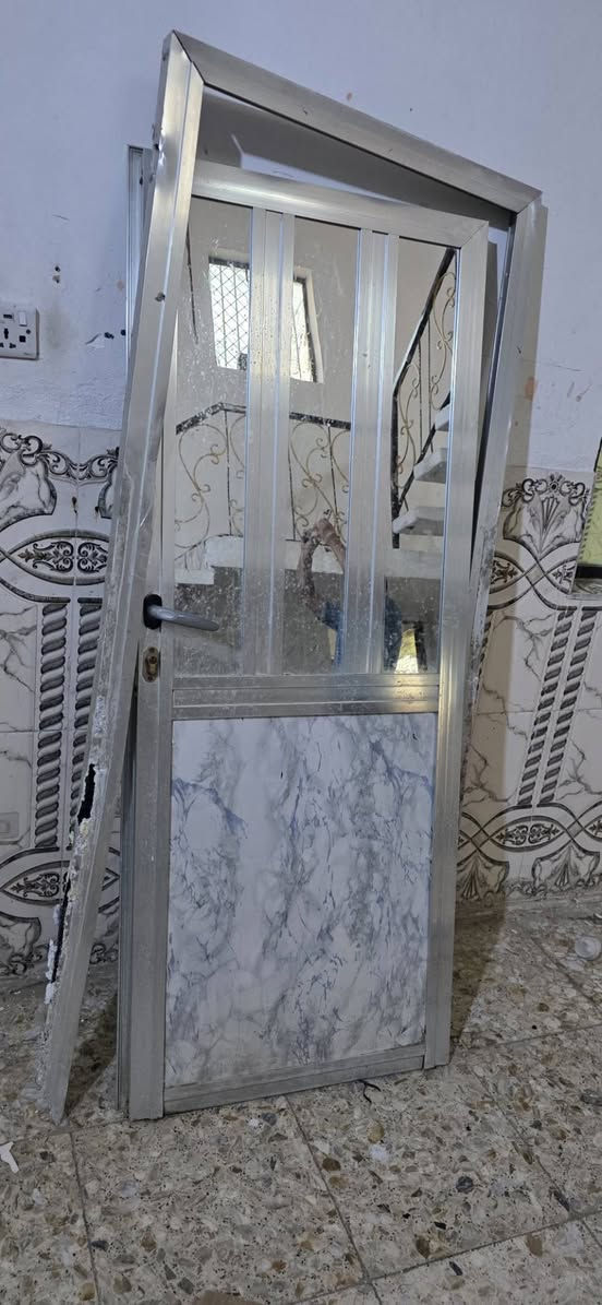 باب المنيوم فضي ب35كامل ويه الجرجوبه لتواصل ***********
باب المنيوم جوزي 50 وياه جرجوبه 
باب خارجي 200كلش نضيف 
وواباقي الابواب ب40
