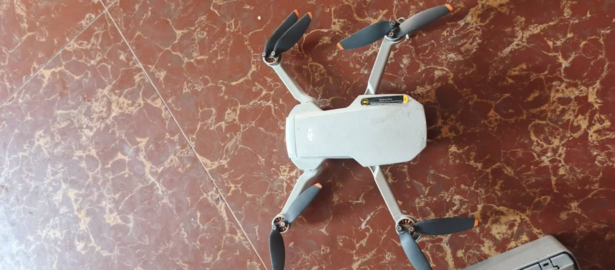 أقصى ارتفاع تحليق لطائرة DJI Mini هو 500 متر (حوالي 1640 قدماً) فوق نقطة الإقلاع من خلال إعدادات تطبيق DJI Fly.
شراي فقط يتواصل واتساب *********** سعر 350معلومات حول درون الظاهرة في الصورة كـ طائرة بدون طيار من سلسلة DJI Mini (مثل DJI Mini 2 أو Mini 2 SE أو Mini 4K)، وهي طائرة رباعية المراوح خفيفة الوزن وقابلة للطي.
أبرز الميزات:
• الوزن والتصميم: تصميم خفيف يقل وزنها عن 249 جراماً، مما يجعلها سهلة الحمل ومحمولة.
• نظام التثبيت: مزودة بجيمبال (Gimbal) ثلاثي المحاور لتثبيت الكاميرا ومنع اهتزاز التصوير.
• الأداء: توفر ثباتاً جيداً في الهواء ومقاومة للرياح مقارنة بحجمها الصغير.
: يتم ضبط الارتفاع تلقائياً في التطبيق على 120 متراً (400 قدم) تماشياً مع القوانين الدولية لسلامة الطيران لحماية الطائرات المدنية. يمكنك رفع هذا الحد يدوياً من إعدادات السلامة (Safety) داخل التطبيق ليصل إلى 500 متر كحد أقصى.
• الارتفاع عن سطح البحر: تستطيع الطائرة الإقلاع والتحليق في مناطق مرتفعة تصل إلى 4000 متر فوق مستوى سطح البحر (السقف الفني لقدرة المحركات والمراوح على دفع الطائرة في الهواء الخفيف
