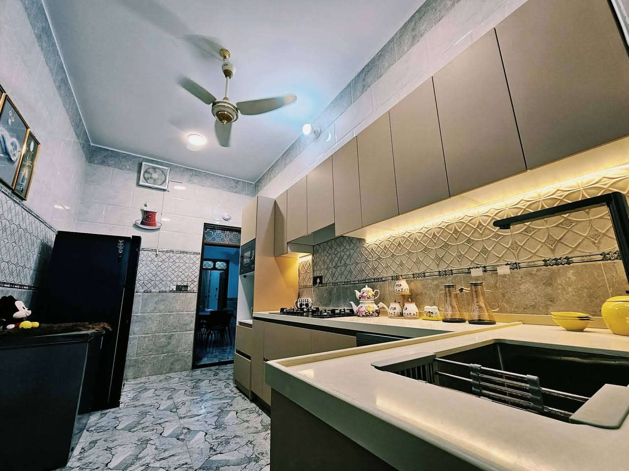 🏡 للبيع دار سكني – في حي الشهداء / منطقة الـ16 ألف قرب سايدين شارع النسور رقم الدار ١٦٩٨٣

🌳 الدار مطل مباشرة على حديقة
🛣️عرض الشارع 12 متر

📐 المساحة: 125 م²
📏 الواجهة: 6.25 م × النزال: 20 م
📜 طابو صرف – سند بأسمي

✨ الدار بناء شخصي 

🔹 الطابق الأرضي:
• غرفة نوم
• صالة
• استقبال
• مطبخ حار وبارد
• منور
• حمام داخلي
• كراج سيارة
• صحيات خارجية

🔹 الطابق الثاني:
• 3 غرف نوم
• صحيات

🔹 السطح:
• بيتونة
• مخزن PVC

🔹 مواصفات إضافية:
📹 مؤسس بالكامل لمنظومة كاميرات مراقبة
💧 مؤسس لنظام تحلية وتنقية المياه للدار
🔥 مؤسس لأجهزة استشعار الحرائق والغاز والدخان
🏗️ بناء حديث سنة 2024 طابوق
*جميع كهربائيات الدار من شركة fg power وبالضمان 
*جميع حنفيات واكسسوارت الحمامات من شركة الرواج وبالضمان
*شتايكر السطح وجوانب الدار مغلفة بالكامل ضد الحراره 
ملاحظة /جميع البردات والكاميرات والحاكية الخارجية وطفايات الحرائق واكسسوارت الحمامات والثريات والانارات هدية للمشتري
السعر ١٣٥ 
 
***********
***********
***********
