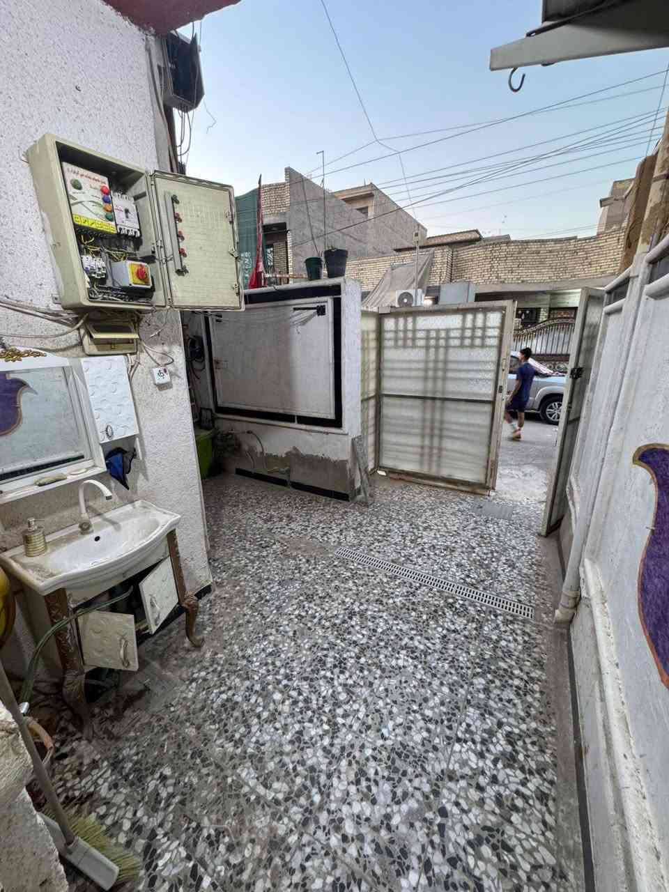 اللهم صل على محمد وال محمد
السلام عليكم  مكلف للنشر 
بيت للبيع المساحه 85متر مربع مساحه الواجهه 6وربع  البيت طابقين يحتوي الطابق الاول على استقبال وصاله وغرفه نوم وكافه الصحيات من حمام تواليت وتواليت خارجي 
الطابق الثاني يحتوي على غرفتين وصاله وحمام 
البيت طابو ملك صرف 
العنوان الكماليه ملحق الرئاسه  قرب اسواق الرند 
للاستفسار الاتصال على الرقم التالي 
***********
