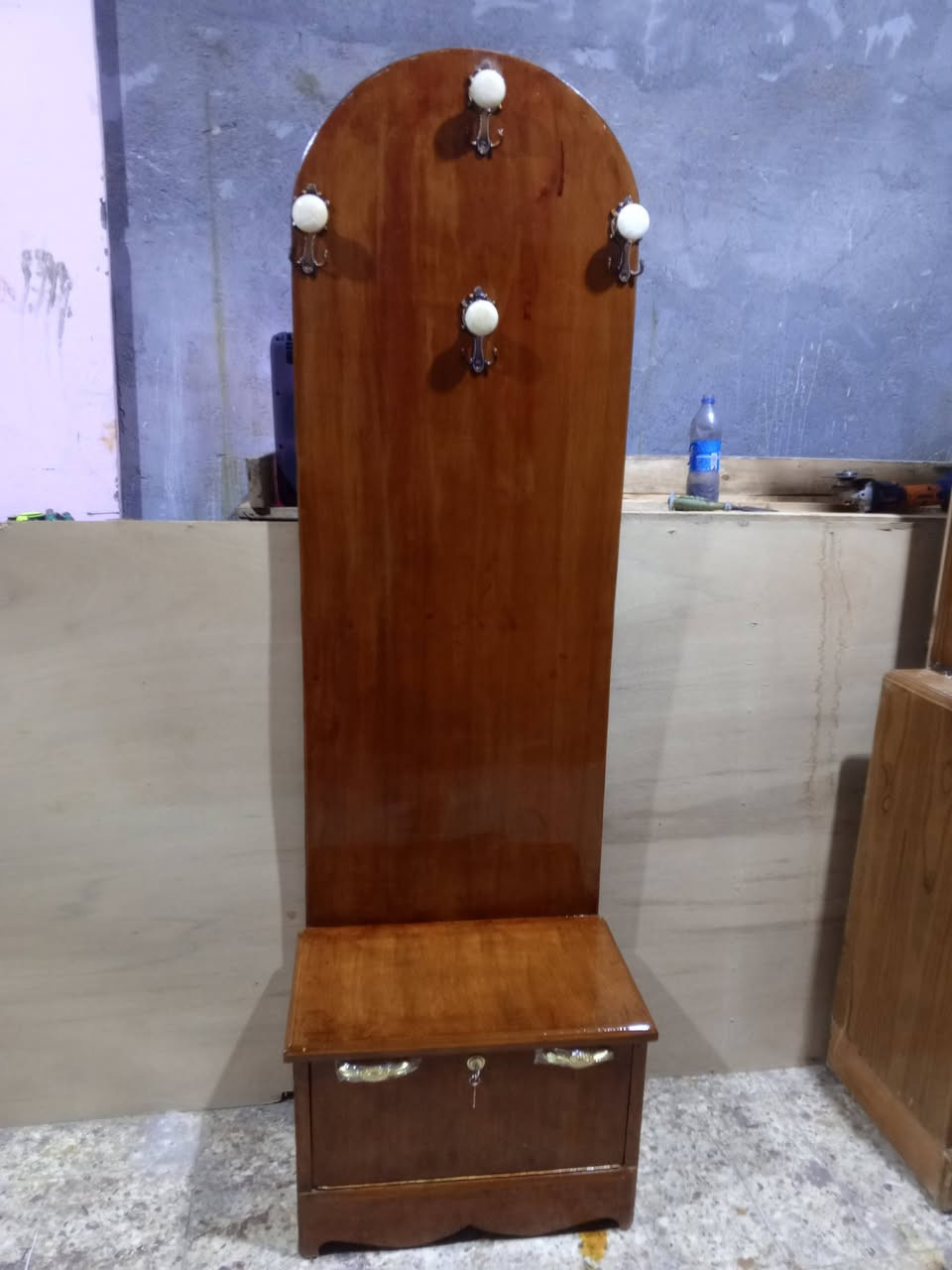 ميز • غرفة • رميثة