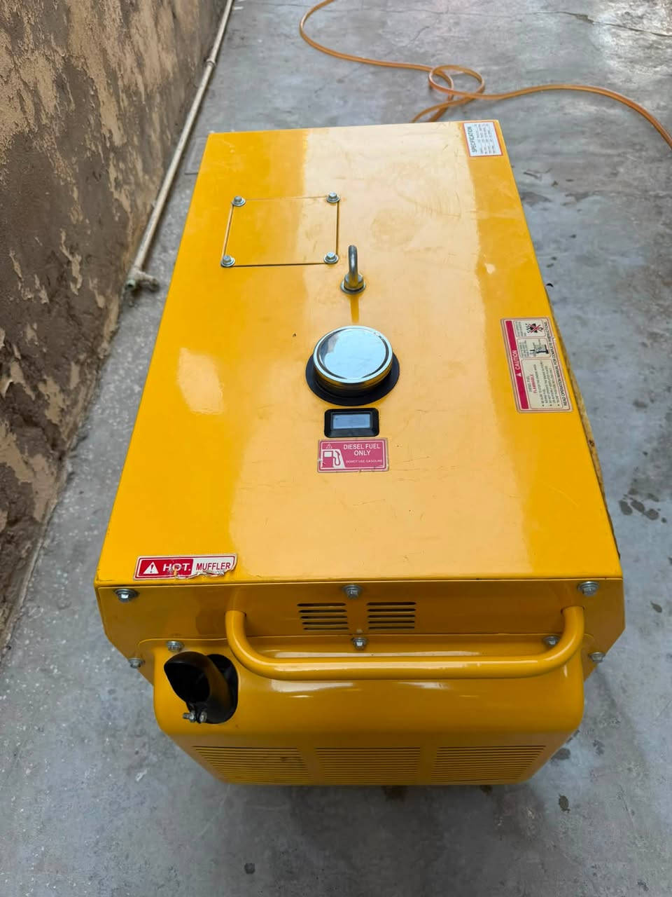 السلام عليكم 
مولد كاتم كاز للبيع
7000T
تبريد ع المكينه
الفولتيه 220 V
يولد 25 امبير 
مولد ما مشتغل اقل ال10 مرات 
مكانه ديالى بعقوبه التحرير 
للتواصل ***********
