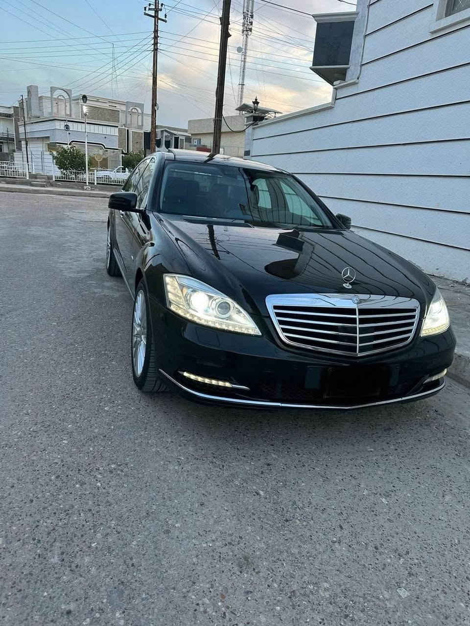 اس كلاس 350 موديل 2011
باب طويل فول واحد على واحد سيارة معروفه مواصفاتها مراوس سيارة فور ويل او بيع السعر 240 
مكفولة من الصبغ بيها بارد شي بسيط جدا وافحص سونار وين ميعجبك 
***********
