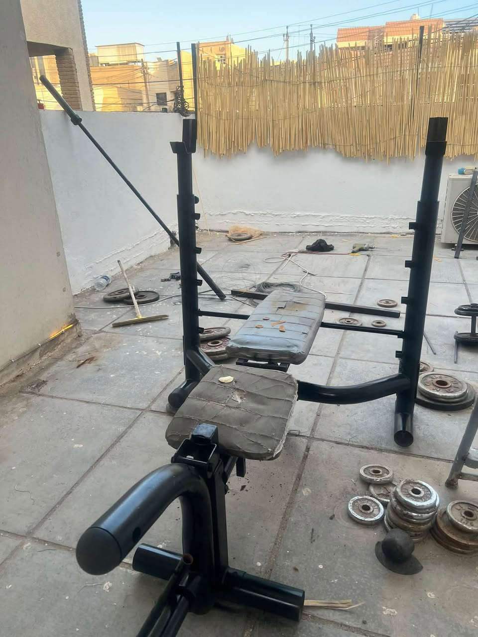 بنج بريس
اعلى اسفل مستوي 
مع شفت ٢٢٠ اولمبي 
السعر ٢٥٠ 
مكان كرادة شارع ٤٢ 
***********
