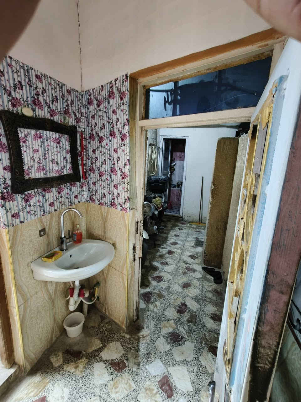 سلام عليكم 
دار للبيع المساحه (100 مربع )متكون 
صاله +استقبال+غرفه+مطبخ+حمام داخلي حمام خارجي +منور +خلفيه  (العقد 117) البيت ركن وبنأ عكاده  بيت بنأ نضيف ومرتب 
،،،،،،،،،،،،،،،،،،،،،،،،،،،،العنوان كربلأ. كنطره السلام  شارع المدرسي 
يبعد عن الأمام كيلو ونص تقريبآ  
رقم الهاتف *********** متواجد وتساب
