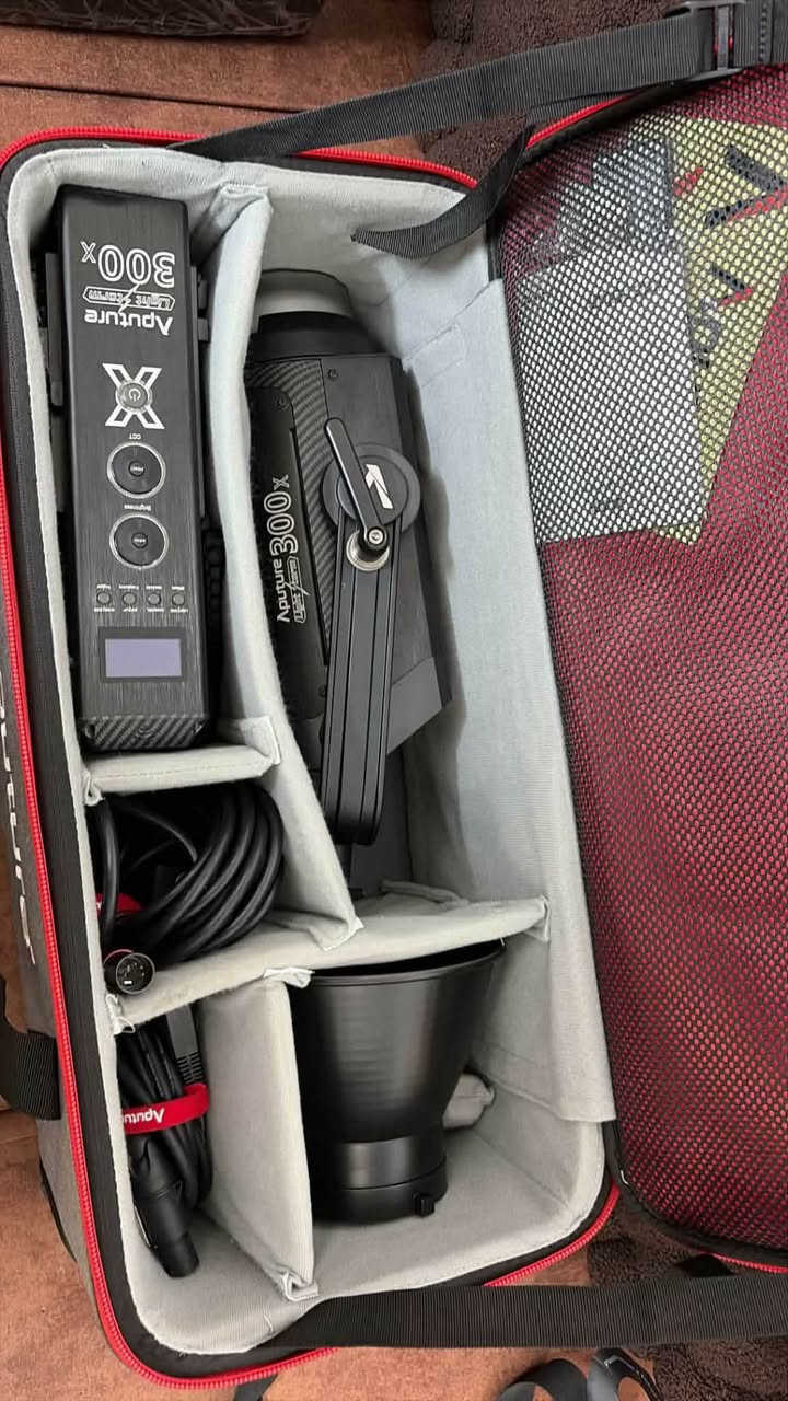 السلام عليكم
اضائه من نوع aputure ls 300x باي كلر للبيع جديدة غير مستعملة 
للاستفسار خاص او 
***********
