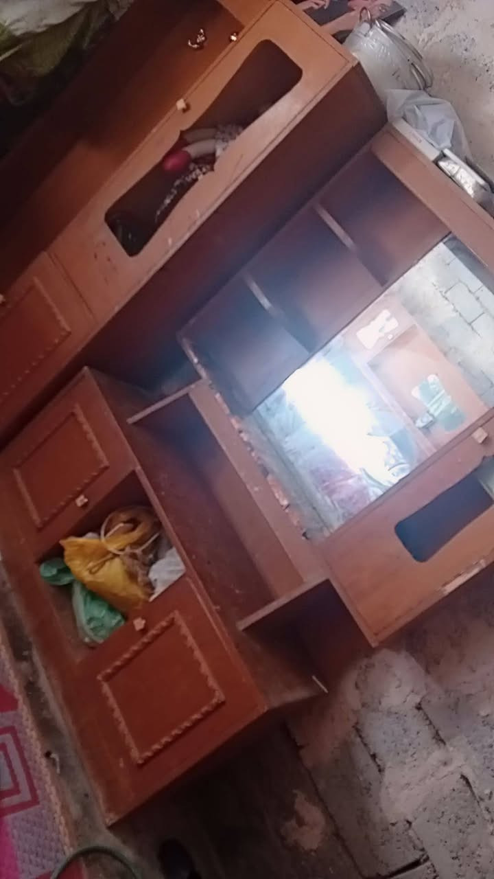 سلام عليكم غرفه نوم صاج نضيفه مستخدمه شي قليل للبيع بيها نقص بس مرايه للباب مال كنتور ويدات ٣ مال باب كنتور فقط السعر مناسب رجاءا بس الشراي يتصل *********** هـ
