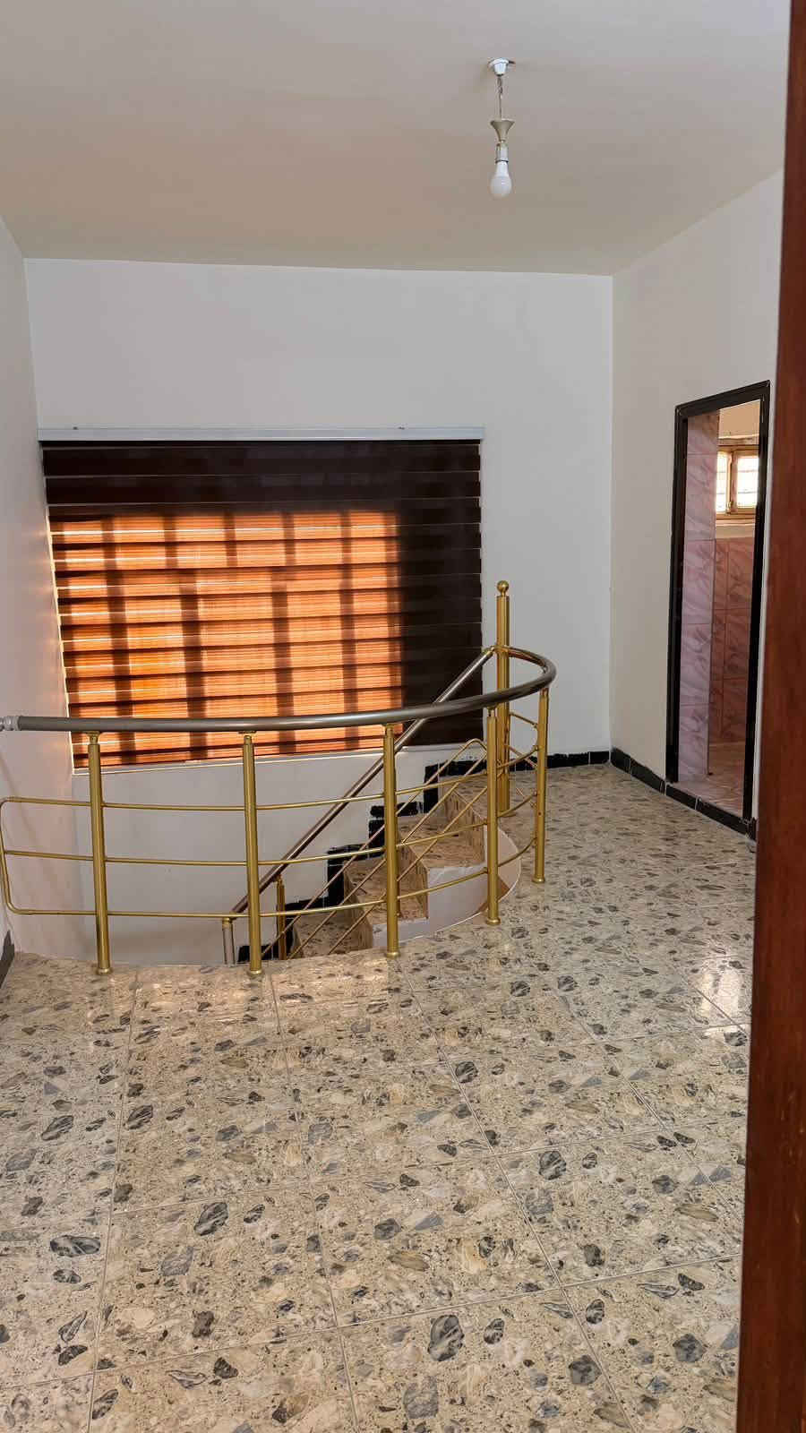 دار للايجار عنوان البيت 100 دار
بناء حديث نظيف ومصبوغ كله بالجديد
طابقين بورسلين
كراج وحديقة بي مدخل واحد
- الطابق الاول: غرفة نوم وصاله كبيرة
ومطبخ حار بارد وموزع
صحيات شرقي وغربي
- الطابق الثاني: غرفتين نوم كبار
وصحيات ومخزن
الحمامات والمطبخ كُلها سيراميك
450وبي مجال
***********
