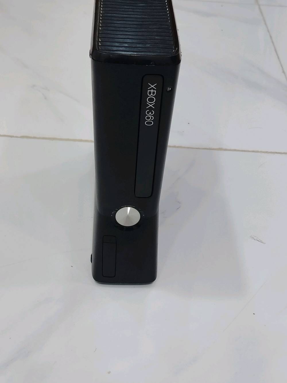 اكس بوكس 360 كامل المستلزمات والقراص والجوستك والسعر 150 وبي مجال بسيط