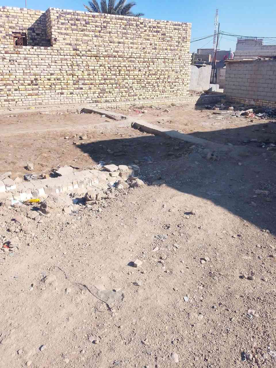 عرصه طابو زراعي المساحه 190متر مدفونه 
نهايه حي العسكري تبعد عن الطابو تقريبا 30 متر عن التبليط 
ماي وكهرباء وكذلك المجاري قريبه عليه السعر 9 مليون أو لاتصال على الرقم ***********
