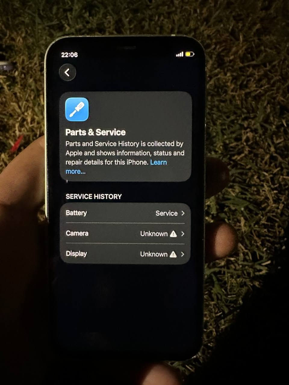 للبيع: آيفون 12 ميني (iPhone 12 Mini)
الذاكرة: 128 جيجابايت
نسبة البطارية: 77% (أصلية)
بصمة الوجه (Face ID): شغالة 100% وبدون أي مشاكل
الحالة والملاحظات:
الظهر مكسور.
الشاشة مستبدلة 
الكاميرا بها مشكلة 
باقي وظائف الجهاز (اتصالات، واي فاي، تصفح، تطبيقات) شغالة بشكل ممتاز.
السعر : 200 ألف دينار (وبي مجال للجادين)
المكان: كربلاء
للتواصل: *********** (واتساب / اتصال)
