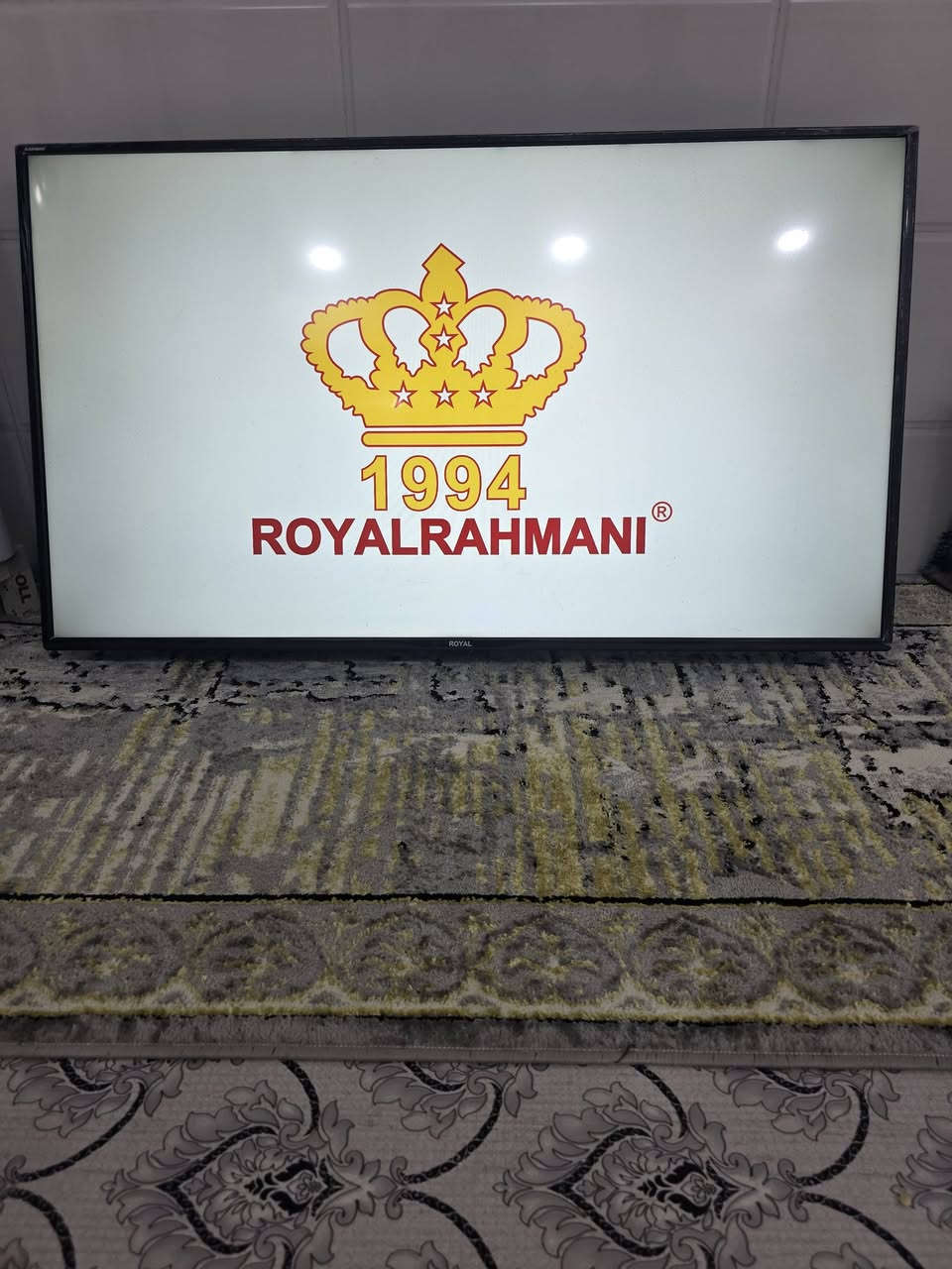 السلام عليكم ورحمة الله وبركاته اخوان شاشه ابلازمه حجم 60بوصه.     شاشه جديده حيل مال ناس شايلين نوعها رويول الرحمان.  ***********. ¿بي واتس
