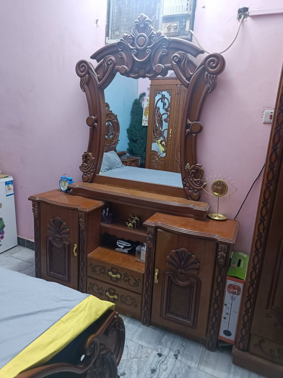 سلام عليكم غرفه صاج اصلي عراقي تفصال نضيفه كلش البيع كنتور ابو سته كامله غرفه زاويه وميز بلازما كامله 5 قطع كامله 
شرط نضافه 90٪  رقم ***********
