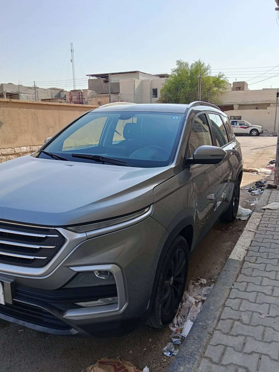 للبيع: شفروليه كابتيفا (Chevrolet Captiva)
 * الموديل: 2023 
 * اللون: رمادي / رصاصي 
 * المحرك: 4 سلندر سعة 1.5 لتر توربو (اقتصادي جداً في استهلاك البنزين)
 * ناقل الحركة : أوتوماتيك (CVT)
 * الرقم: بصره انكليزي   جاهزة للتحويل
 * إضاءة LED أمامية ونهارية 
 * شاشة لمس داخلية كبيرة تدعم Apple CarPlay و Android Auto.
 * كاميرا خلفية وحساسات للمساعدة على الركن.
 * مثبت سرعة (Cruise Control) وتحكم كامل من الاستيرن
 * نظام مكيف ممتاز مع فتحات تكييف خلفية.
 * أنظمة أمان متكاملة  ABS، نظام نظام الثبات الإلكتروني وايرباكات

حالة السيارة:
 * السيارة بحالة جيده جداً 
 * البدي ونظافة السيارة ممتازة كما موضح بالصور.
السعر: [ 140] وبيها مجال
للتواصل  *********** الرقم الثاني ***********
مكان السياره البصره
