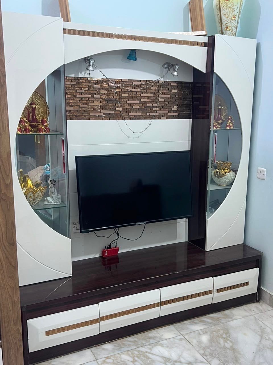 معرض تلفاز  
*الميز فقط بدون التلفزيون 
السعر ١٥٠ الف