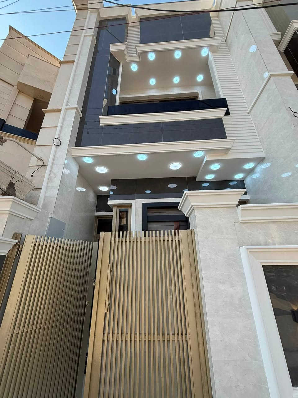 الدار للبيع 🏠مكتب تبارك للعقار 🏠
المساحة 90 م❤️
( مدخلين )البيت درجة أولى فول الفووول دزاين مودرن 🌸
العنوان الشعب شارع الاسواق المركزية التجار ❤️ موقع جيد 👌
يحتوي الطابق الارضي على كراج صغير  واستقبال ومطبخ حار وبارد ومنور وخدمات ومكان غسالة معزول وغرفة نوم 
ويحتوي الطابق الثاني على غرفتين نوم وخدمات وبيتونة وسطحين
للاستفسار اكثر يرجى الاتصال على الرقم التالي (متواجد هذا الرقم على الواتس اب والفايبر والماسنجر *********** )
او الاتصال على الرقم الاخر 
***********
او زيارة مكتب تبارك للعقار والمقاولات الكائن في شارع الاسواق المركزية قرب مطعم ميامي@أبرز المعجبين
