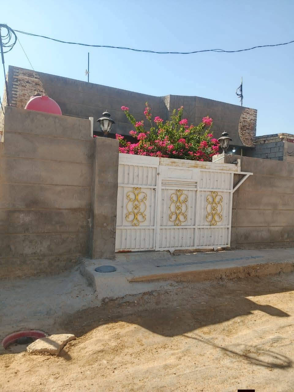 سلام عليكم بيت البيع مساحته 200 للبيع قرب مول ابو نور عله شارع تلاثين يحتوي على غرفتين 5*4 صاله ومطبخ 6*4 واستقبال 7*4 رباط ارضى صب كونكريت رباط فرق الشبابيك صب كونكريت وسقف صب كونكريت كل الخدمات موجوده ماء كهرباء مجاري تبليط التواصل على الرقم ***********
