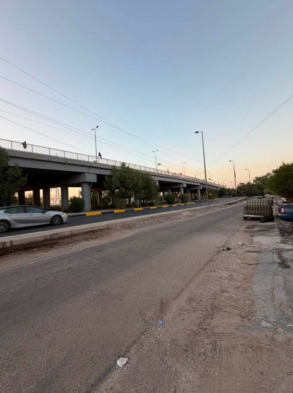 للبيع فقط بيت 160 متر واجهة 6 متر طابقين 
البيت بنائه نضيف مسلح  يحتوي على كراج وحديقه صغيره مطبخ واسع وهول جبير و3 غرف نوم واسعه  و2 حمامات بأسم شخص واحد 
العنوان/ الحرية مقابل مخازن الجاي على الشارع العام بالخدمي مقابل الهايبر ماركت يبعد 5 دقايق عن الكاظميه موقعه مميز من ارقى بلوكات الحرية رصيف 6متر خدمات كلها متوفرة للاستفسار الاتصال على الرقم هاتف/***********
