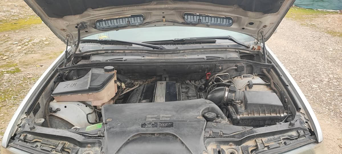 X5 30i
مۆدێل 2001
نرخی 90
بێ بۆیاخ بێ کاڵ بونەوە 
شەش پستن 30i 
گێڕومەکیینە بەشەرت
مواسەفات فولە بەس سڵایت نیە
سەنەوی تازەیە هەتا 2029
بەناو خۆمەوەیە 
7وەرقە غرامەی لەسەرە 
***********
***********

نص مكتوب في الصور:
- أدخل نص