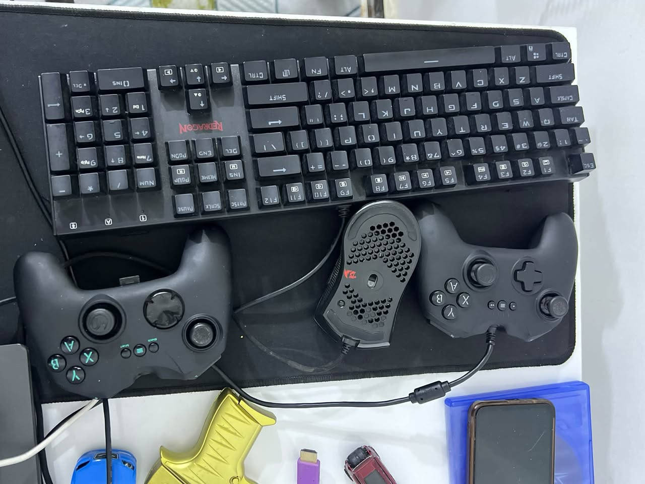 🎮 PC Gaming + كيبورد ميكانيكي وماوس للبيع – RTX 3060 12GB 🔥
تجميعة گيمنگ نظيفة ومستخدمة استخدام شخصي مع الملحقات، جاهزة للعب والشغل:
🔹 المعالج: Intel Core i5-10400F — 6 Cores / 12 Threads
🔹 كرت الشاشة: RTX 3060 12GB RGB
🔹 اللوحة: ASUS Prime H510M-WIFI — Wi-Fi + Bluetooth
🔹 الرام: 16GB (8×2) DDR4 3200MHz
🔹 التخزين: SSD 128GB + HDD 1TB
🔹 البور: 650W
🔹 المبرد: DeepCool هوائي
🔹 الكيس: Aura Gaming + 4 مراوح RGB بأكثر من 10 أنماط إضاءة (ملاحظة: مروحة أمامية وحدة متوقفة اضاتها تشتغل لاكن ما تفتر فقط وحده )
🎁 الملحقات الطرفية وياها:
⌨️ الكيبورد: كيبورد ميكانيكي (Redragon) إضاءة واستجابة سريعة
🖱️ الماوس: ماوس گيمنگ احترافي دقيق
🖱️ الماوس باد: متضمنة مع الملحقات
✅ الجهاز والملحقات شغالين تمام ومابيهم أي مشكلة واداه مذكور بالذكاء الاصطناعي كامل ويا صور تكدر تكلب براحتك 🤷🏻‍♂️🔥
💰 السعر: ( 950 الف كامله 🔒 )
📍 المكان: البصرة
📩 للتواصل: خاص او عً واتساب ***********
