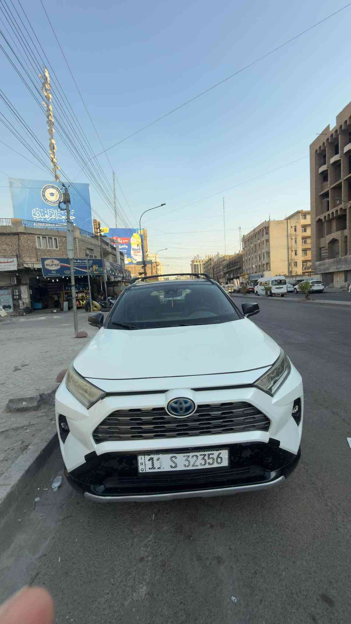 RAV 4 (XSE) هايبرد موديل (21)
السياره فول مواصفات اعلى فئة بل راف فور 
السياره ابيض ملون لونين يعني رقم بغداد سنويه جديده و كامله مكملة متصرف عليهه درهم واحد تشغل و تطلع 
السياره بيهه ٤ قطع بدون دواخل بدون شواصي بدون اي شي 
ماشيه 72 mi  (مكان السياره ديالى )
سعر السياره ب ١٤٥ و قابل للتفاوض 
للاستفسار اكثر 
***********
***********
