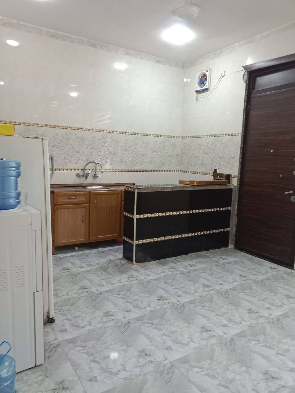 دار للبيع. العنوان بابل حله شارع ٨٠ جهه كربلاء وشارع الطهمازيه مقابل قاعه صولو الوهاج قرب مدرسه الاضواء 
متكون من  طابق أول غرفتين نوم
أستقبال
هول 
مطبخ 
صحيات داخليه وخارجية 
حديقه 
طابق ثاني . غرفه نوم  
مساحه ٢١٠م   طابو صرف  سنه البناء 2024
للأستفسار أكثر على الرقم *********** وأتساب فقط

