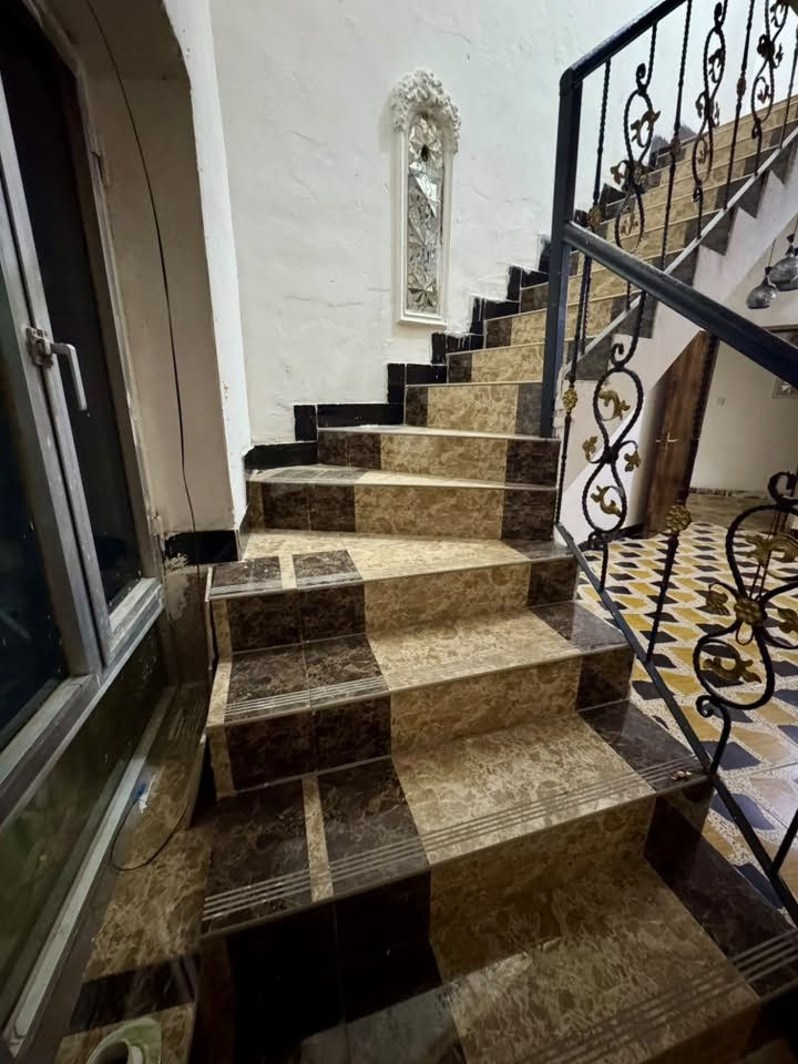 🏡للإيجار في السيدية
دار سكني بموقع مميز قرب شارع الخيزران

📐• المساحة: 120 متر

🔹يحتوي على:
• غرفتين نوم في الطابق الثاني
• صالة
٠ مطبخ
• خدمات
💰السعر: 800 ألف

للاستفسار: ***********

نص مكتوب في الصور:
- الصالة
- المطبخ + المنور الخلفي
- منور صغير خلفي