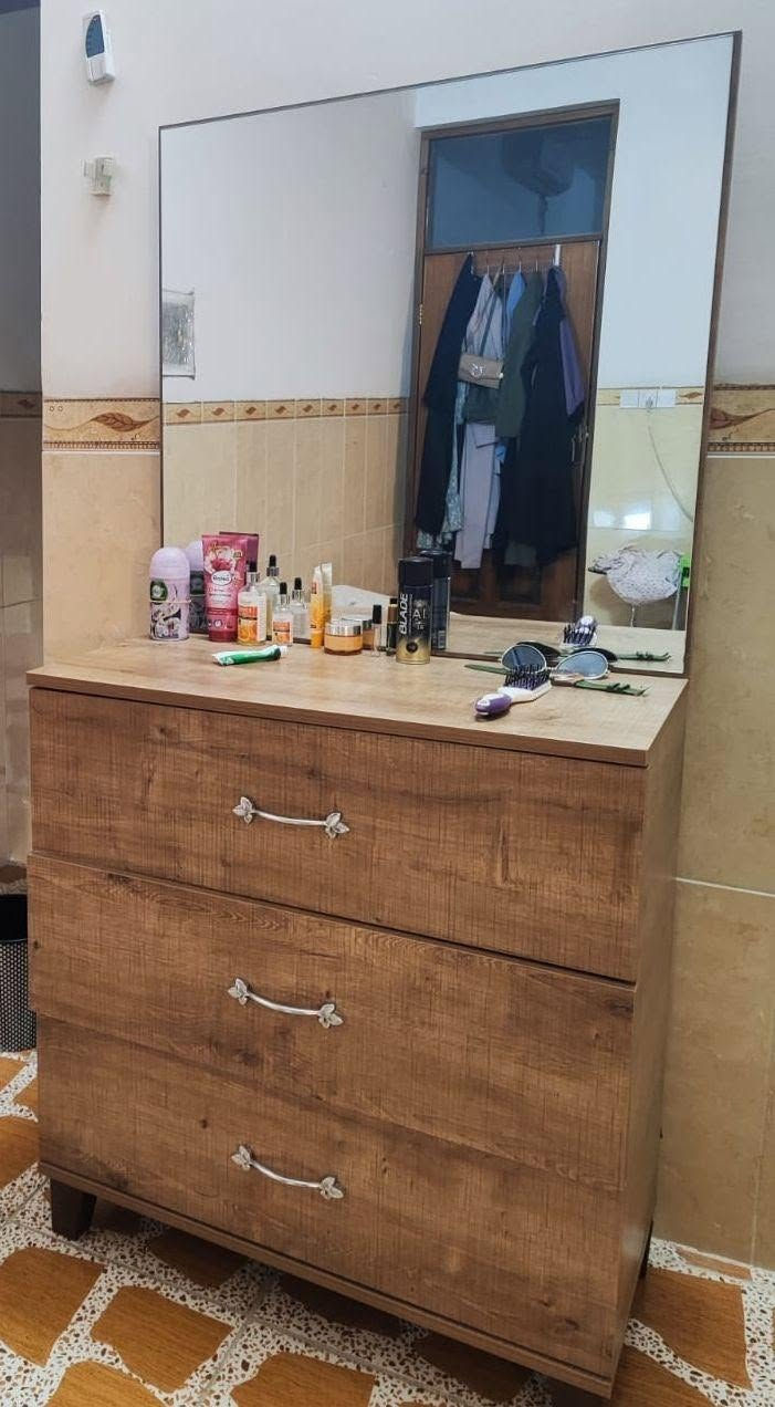 كنتور بابين سلايت 
مع سرير  ابو نفر واحد 
مع ميز تواليت 
مع كومديات عدد2

المكان اربيل فرمان بران
للاستفسار ***********
