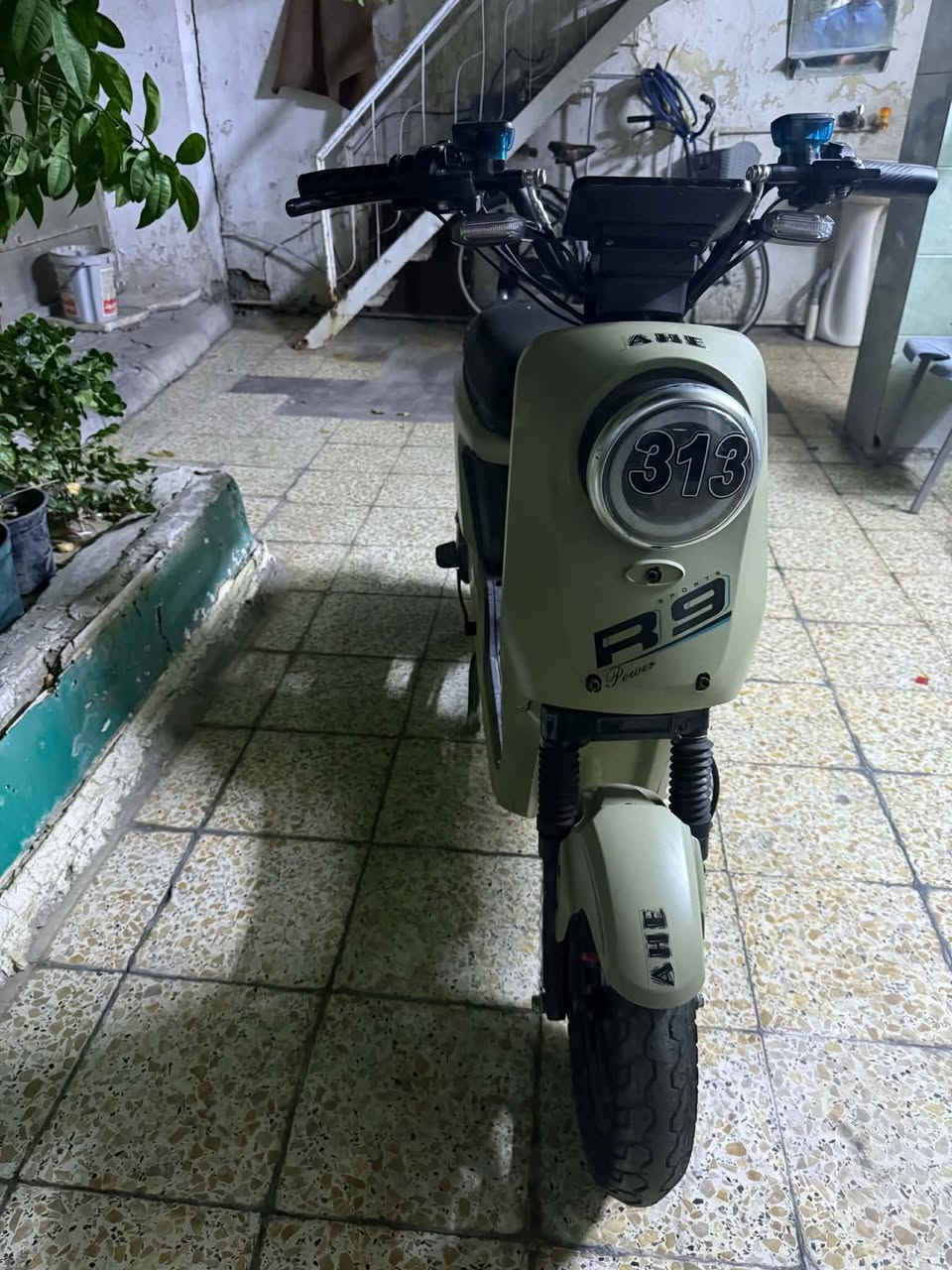 دراجه ار 9 البيع بسعر 350قفل  بس بطاريات خلصانه تفاصيل على هاذا رقم *********** بغداد منطقة اصليخ
