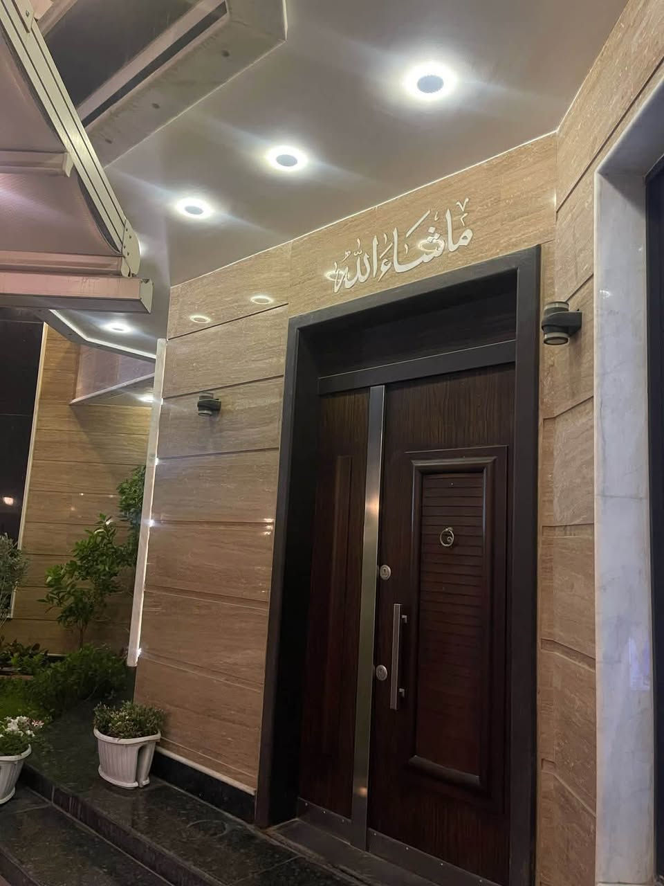 دار للبيع. 
بيت في منطقة القادسية 606
مساحة ٣٦٠ 
الواجهه ١٢
النزال ٣٠ 
على شارع ١٥ 
يتكون من ثلاث طوابق
سند منفصل بسمي
بناء  حديث
                                   
المواصفات : بيت حديث عمر البناء ثلاث سنوات 
١:الواجهه : مرمر بالكامل ، يحتوي على حديقة عدد ثنين داخلية وخارجية  ،
 ٢؛ باب خارجي كهرباء ، سقيفه كهرباء متحركة 
٣ ؛ كراج سيارة داخلي ،
٤ ؛ منظومة غاز الطبخ خارجية 
٥ ؛ يتكون من ٧ غرف جمعها ماستر ( سويت) مع حمامات مشتركة في الطابق الاول والثاني بالأضافة الحمام في الطابق الثالث يحتوي على ساونه وجاكوزي ويوجد فيه هاتف وتوليت غربي ومكان لغساله الملابس، مجموع الحمامات بالكامل ١٢ حمام 
٦ ؛ استقبال كبير ، و مطبخ حار وبارد ،
٧ ؛ هول داخلي كبير جدآ في الطابق الأول والثاني 
٨؛ يحتوي البيت على ثلاث مناور ،
٩؛ توجد بدالة اتصالات في البيت 
بمعدل تليفون بكل غرفه ،
١٠؛ توجد منظومه صوت بمعدل سماعة بكل غرفة
١١؛ توجد منظومة الأنارة البديلة في حال انطفاء الكهرباء 
١٢ ؛ توجد منظومة مكافحة الأرضة في السطح الخلفي
١٣ : يحتوي البيت على منظومة صاروخيه لتنضيف المجاري بالكامل ،
١٤ ؛ توجد منظومة تصريف مياة الأمطار في الحديقة الداخلية .

١٥. البيت بالكامل جبسن بورد نقوش مغربيه وسحبات ،

١٦؛ الدرج دائري ودبل فاليوم إلى الطابق الثالث ،
١٧؛ جميع شبابيك البيت وابواب الحمامات بالكامل 
عازلة ودبل جام من شركة الفقير في القادسية ؛
١٨ ٠ البيت ثلاث خطوط ماء حار وبارد وخط ثالث ماء أساله بارد لجميع الحمامات والمطبخ
١٩ ٠ البيت مجهز بمكان للمصعد في حاله الرغبه بعمل مصعد
٢٠ ٠ بالامكان الاستفاده من المنور الداخلي ان يكون حديقه داخليه او عمل نافوره او شلال 
لكون ذات مساحه كبيره ومجهز لذالك 
للستفسار (***********
